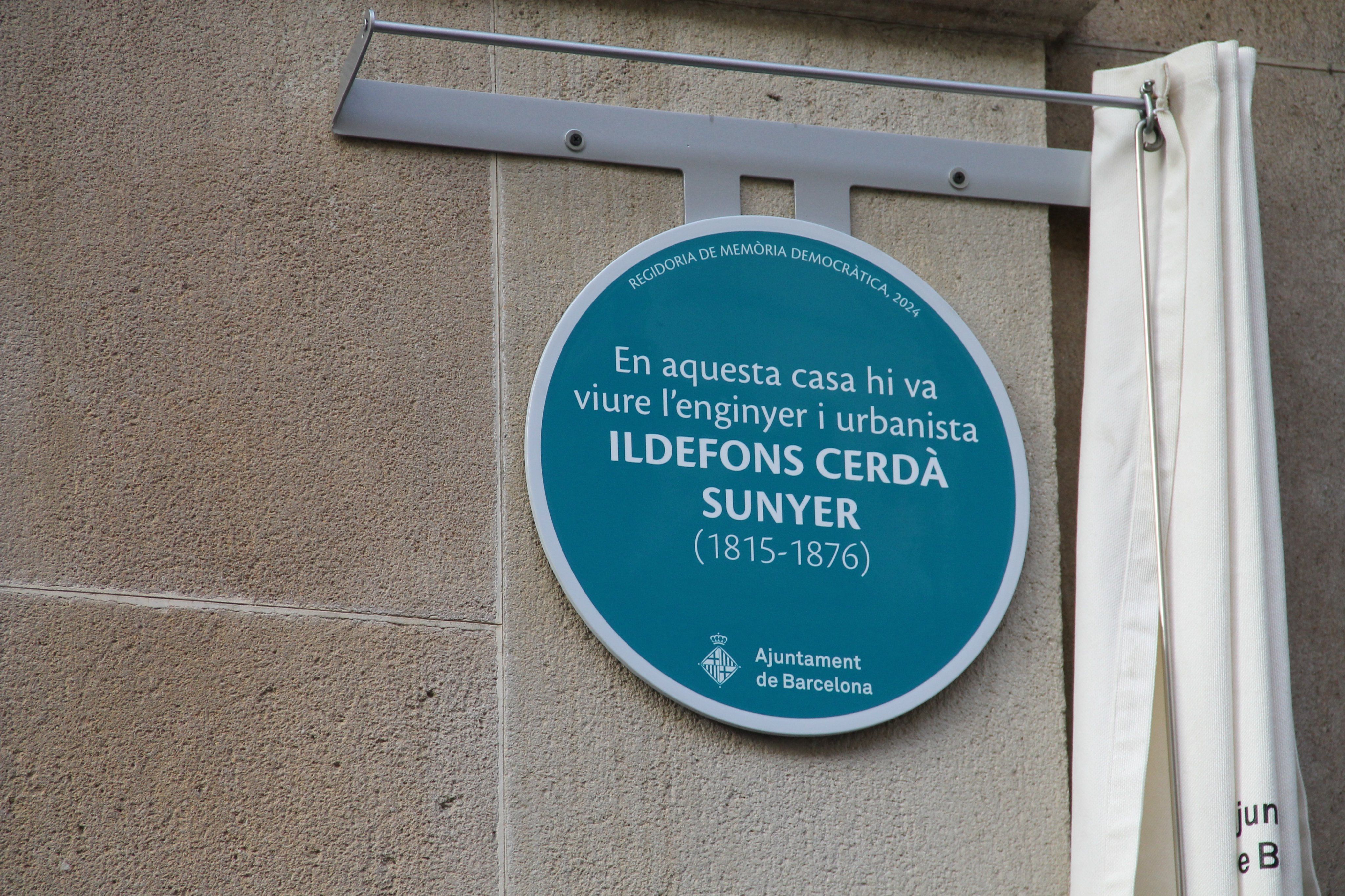 La placa que indica l'edifici on vivia Ildefons Cerdà