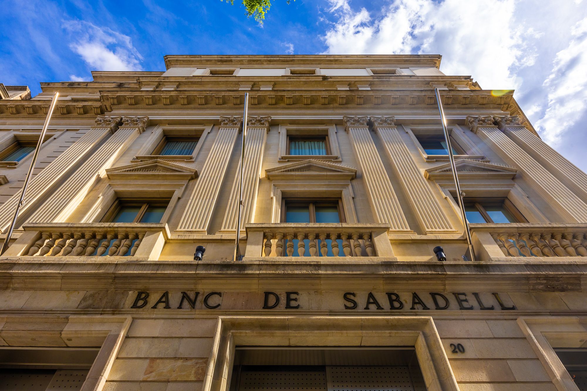 L'edifici del Banc de Sabadell a la plaça de Sant Roc número 20