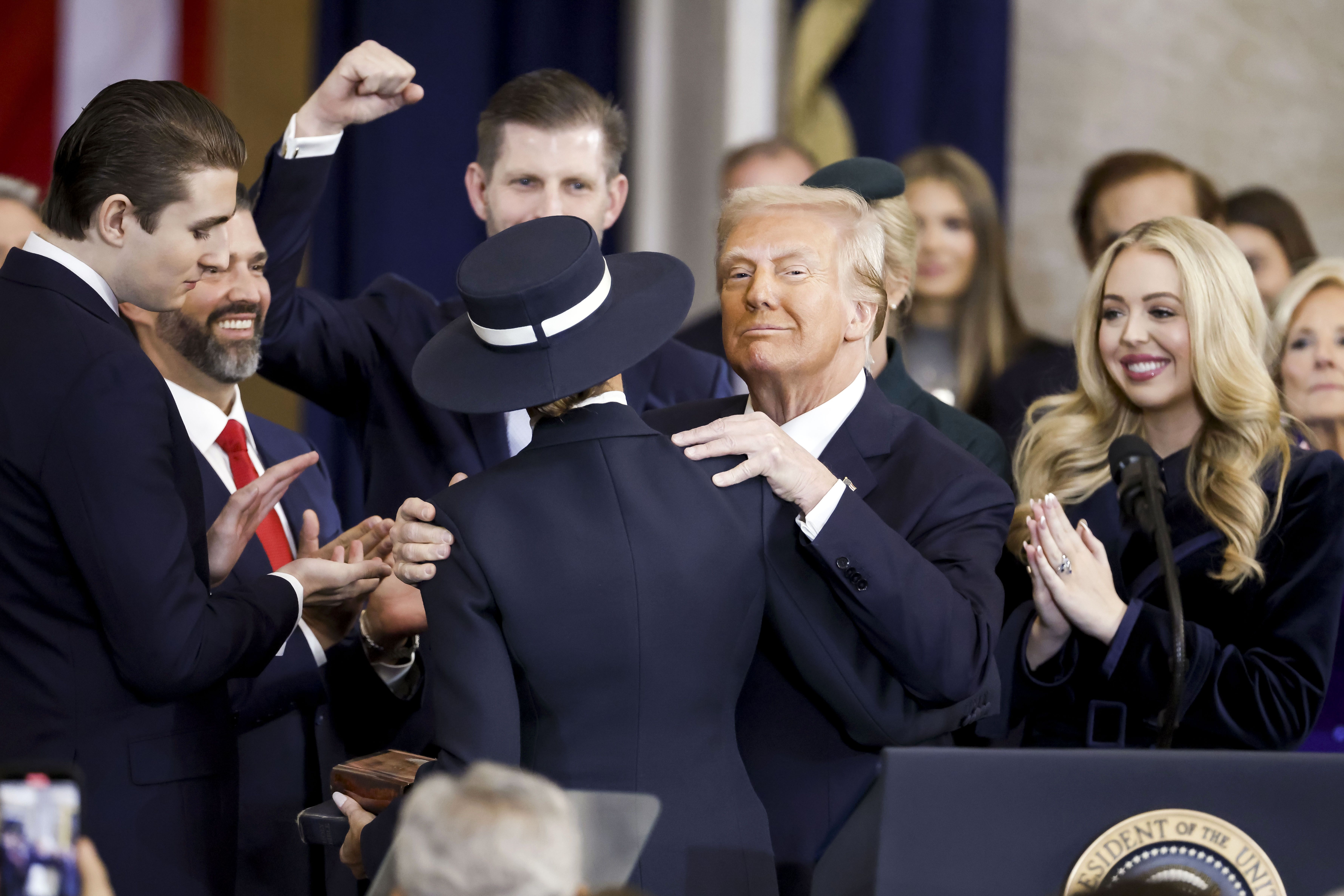 Donald Trump amb la primera dama Melanie Trump, i el seu fill Barron Trump, després de jurar a la rotonda del Capitoli a Washington.