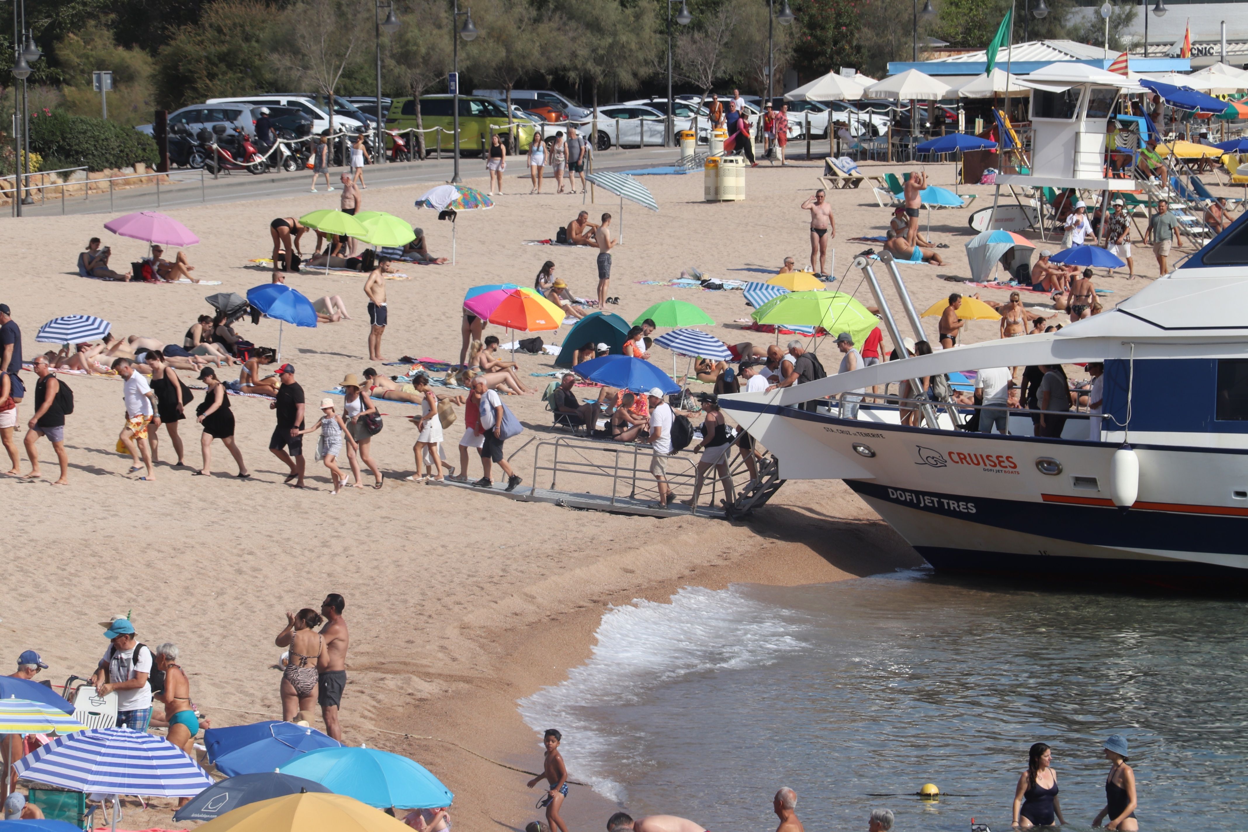 Alguns turistes baixen d'un creuer a la platja de Tossa de Mar