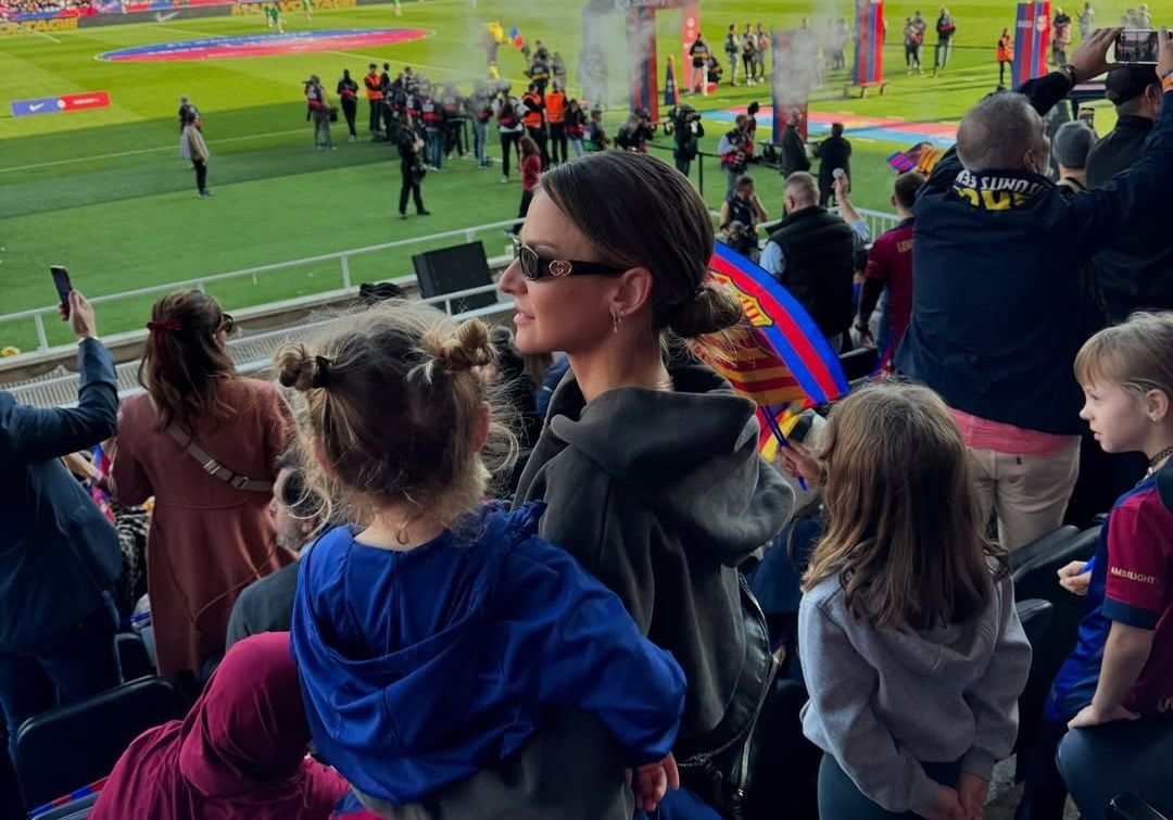 Anna Lewandowska i les seves filles, en un partit del Barça