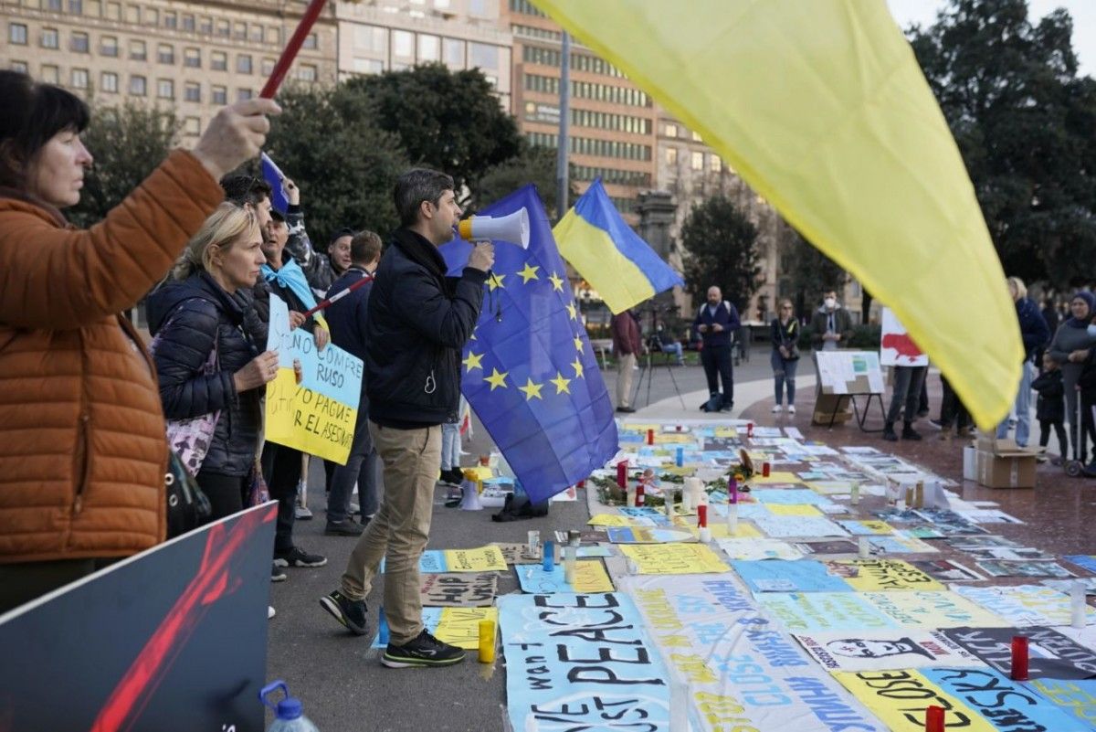 Manifestació a Plaça Catalunya en contra de la guerra a Ucraïna.