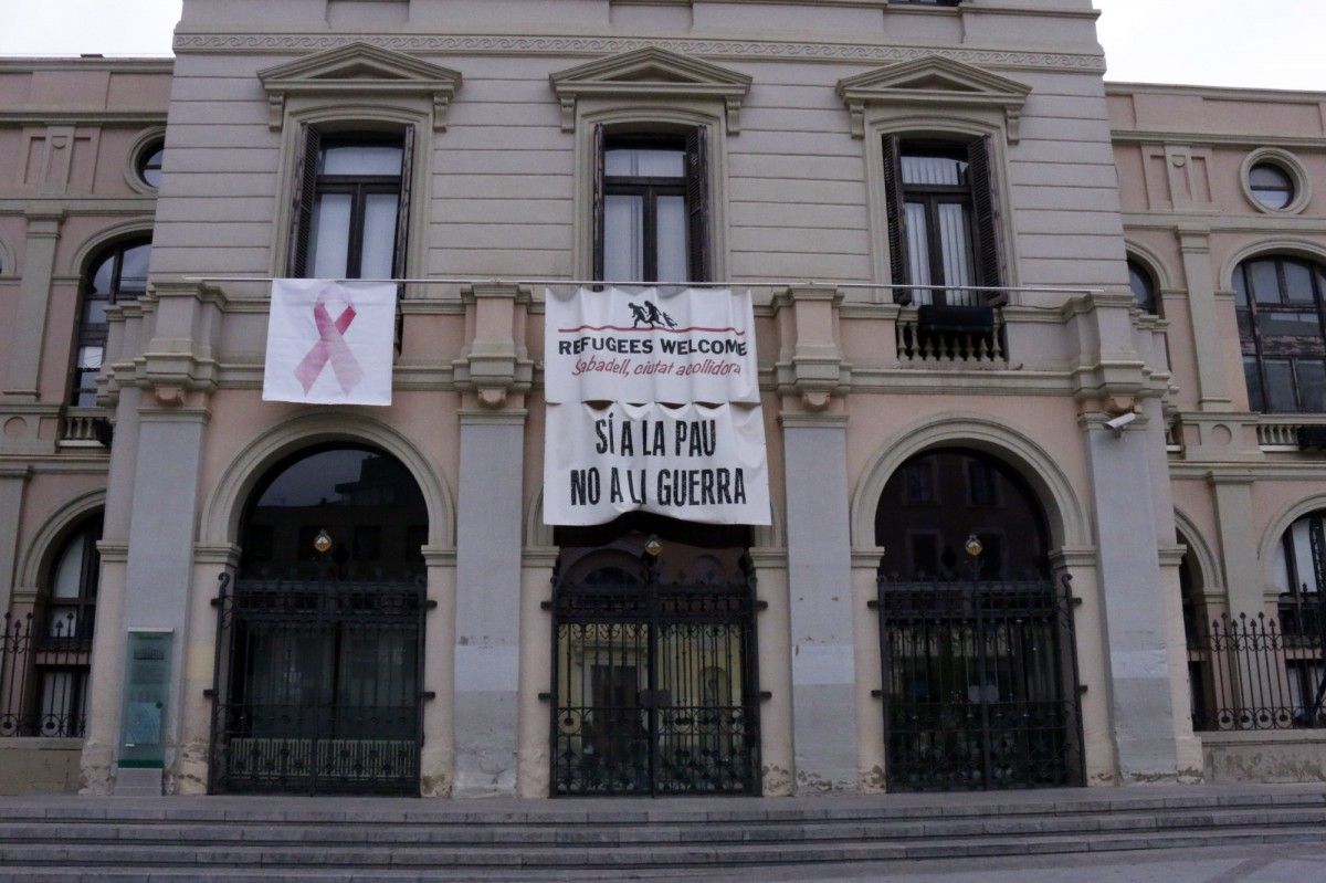 L'Ajuntament de Sabadell llueix un llaç rosa amb motiu del Dia Mundial contra el Càncer de Mama