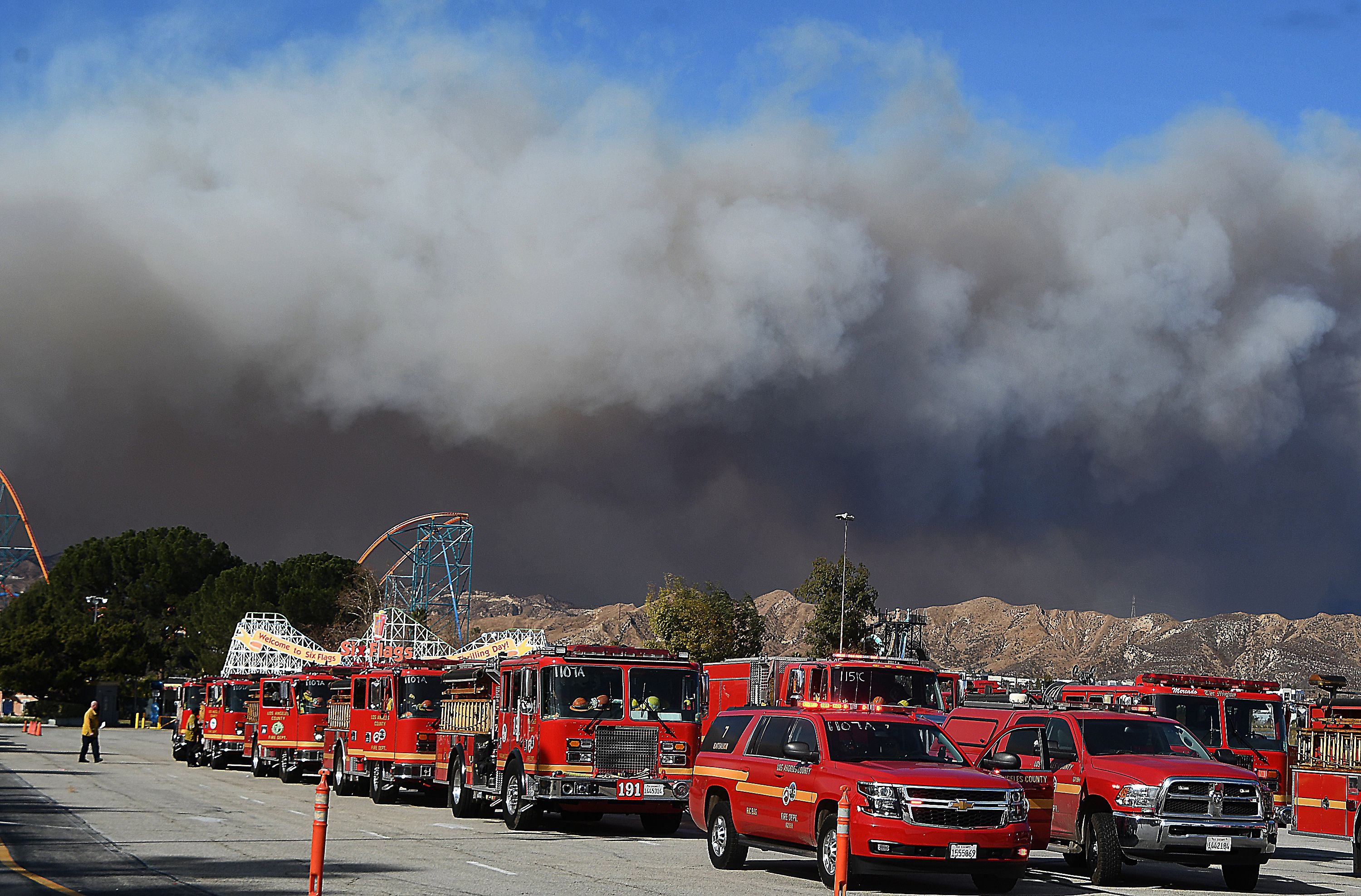 Equips de bombers sota el fum de l'incendi a Castaic Lake, al nord de la ciutat de Los Angeles