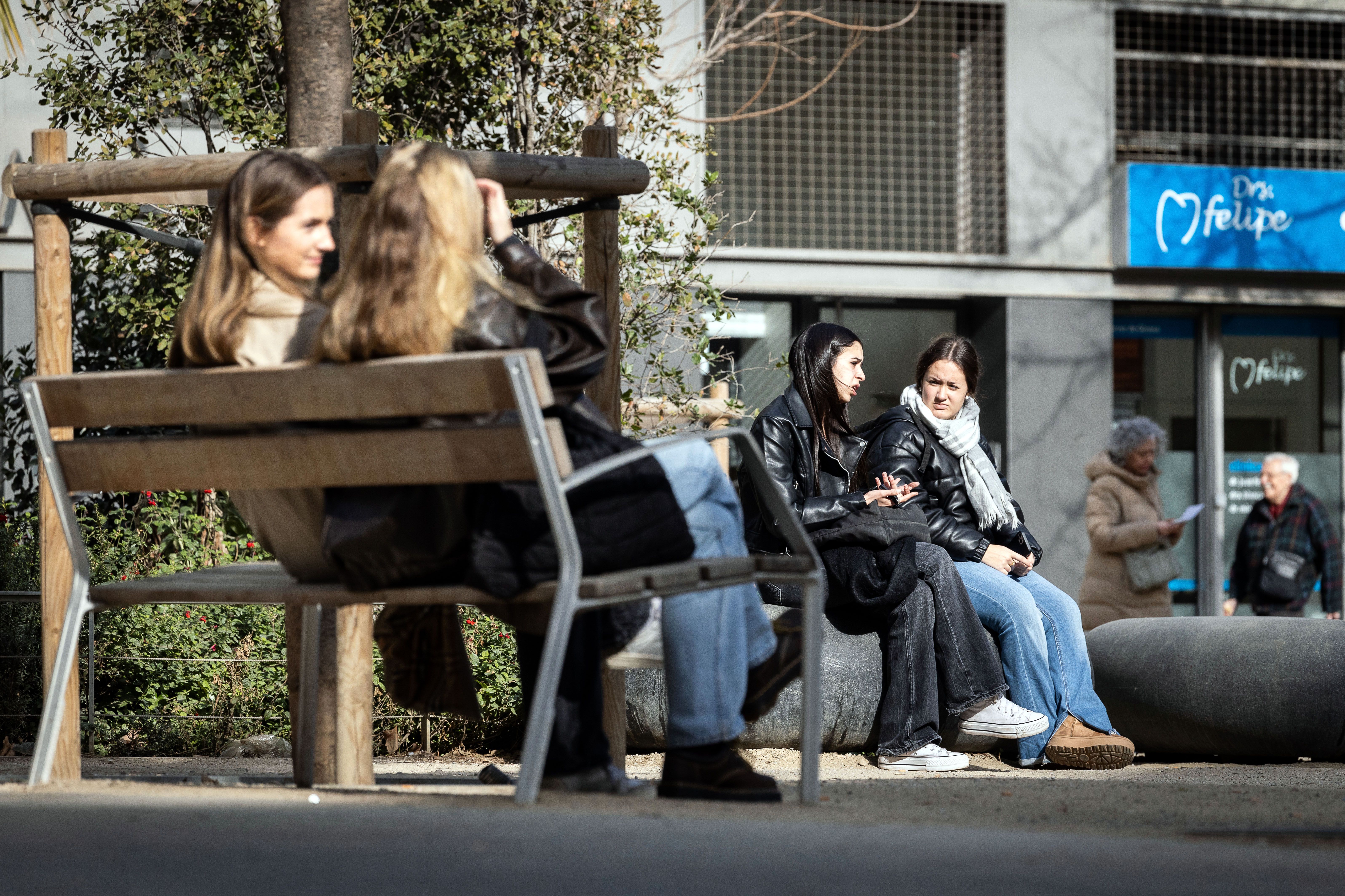 Joves conversant en una plaça