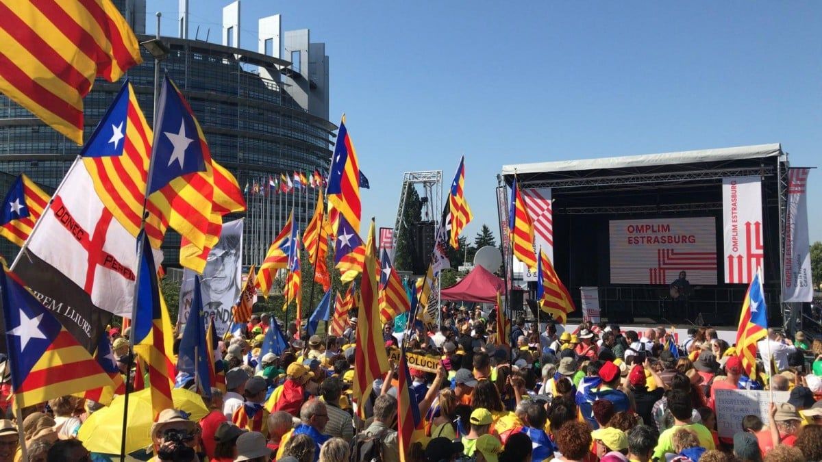 Concentració independentistes a les portes del Parlament Europeu