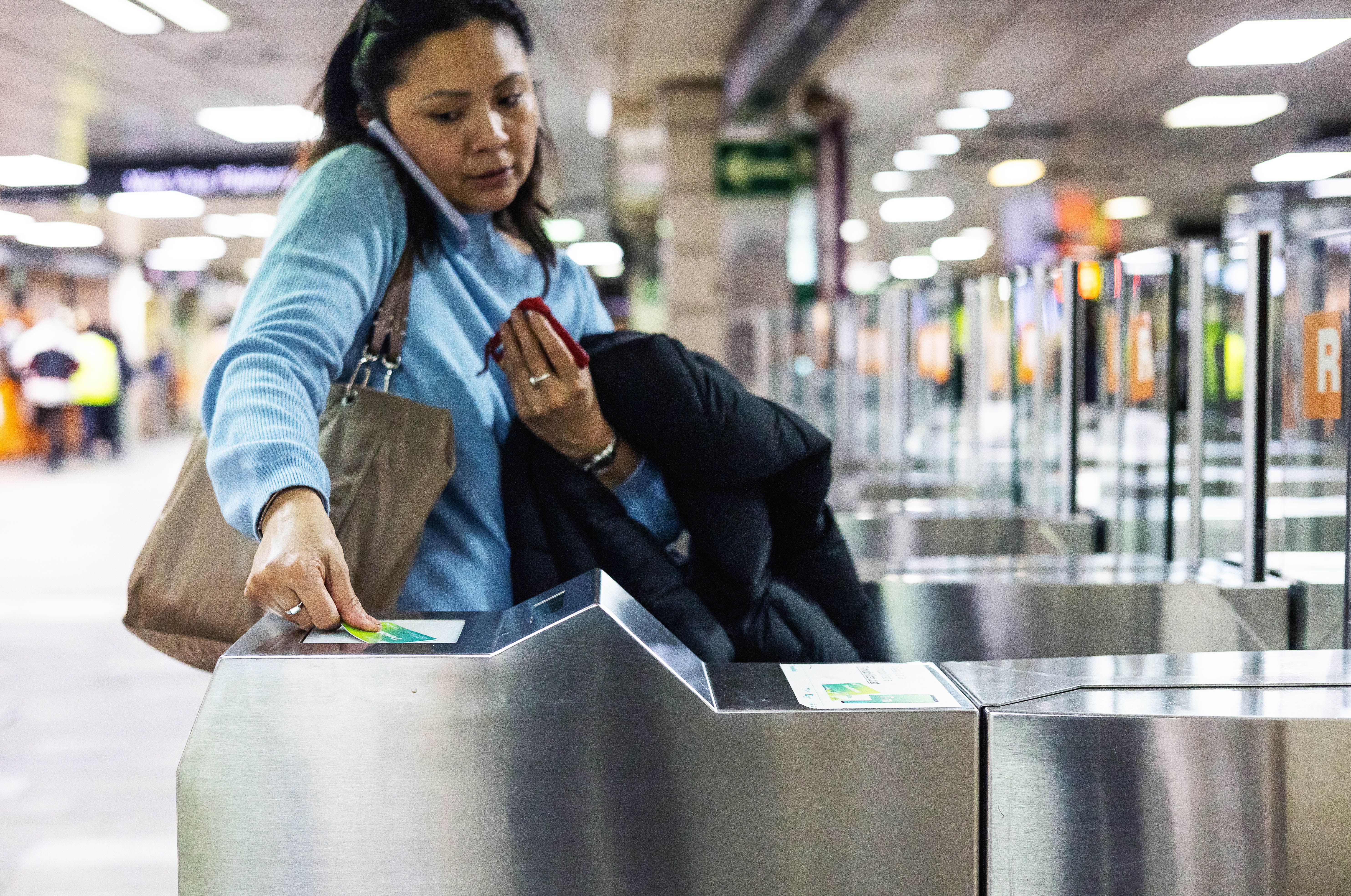 Una usuària del transport públic fa servir la T-mobilitat