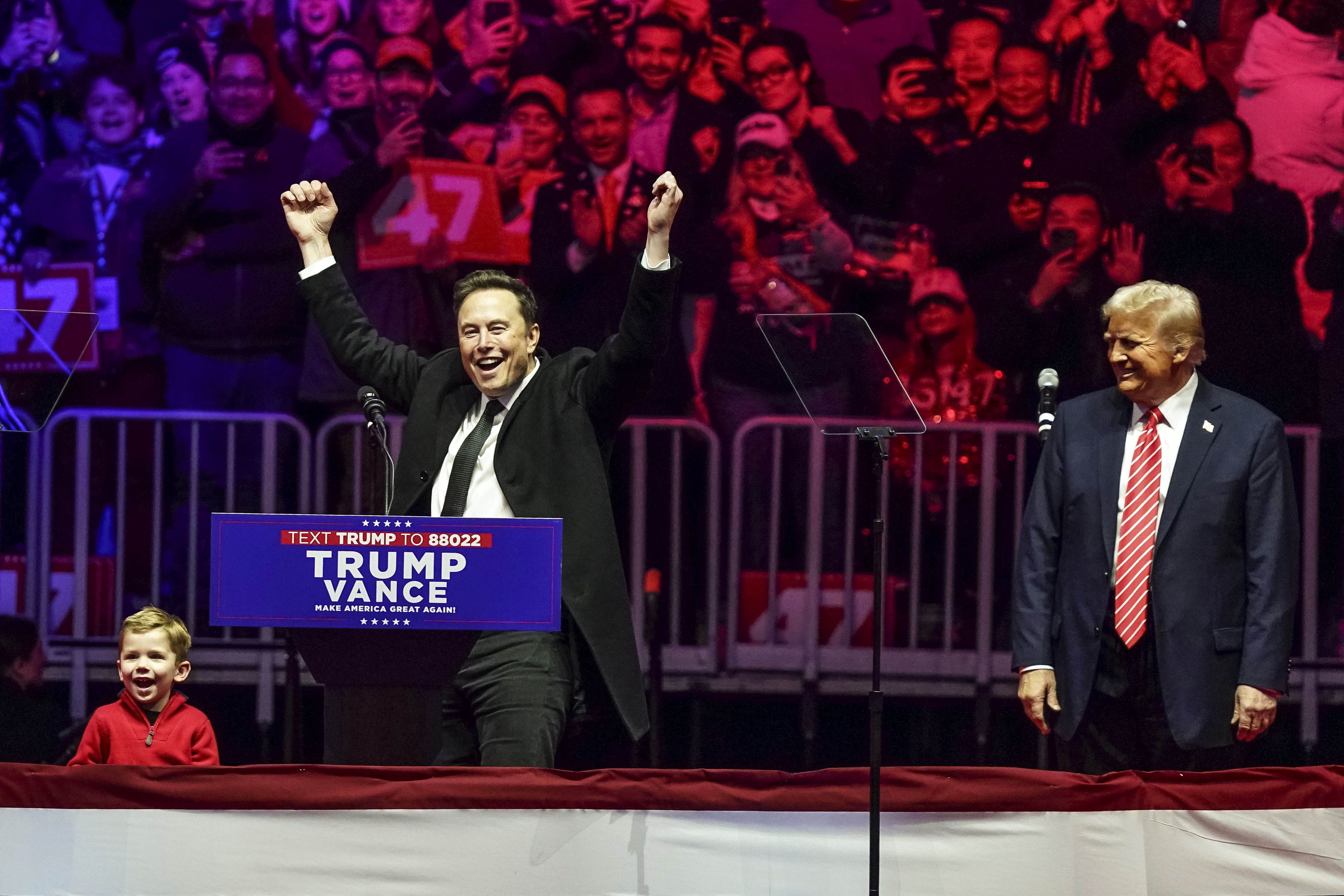 Elon Musk i Donald Trump, a l'escenari durant un míting al Capital One Arena de Washington