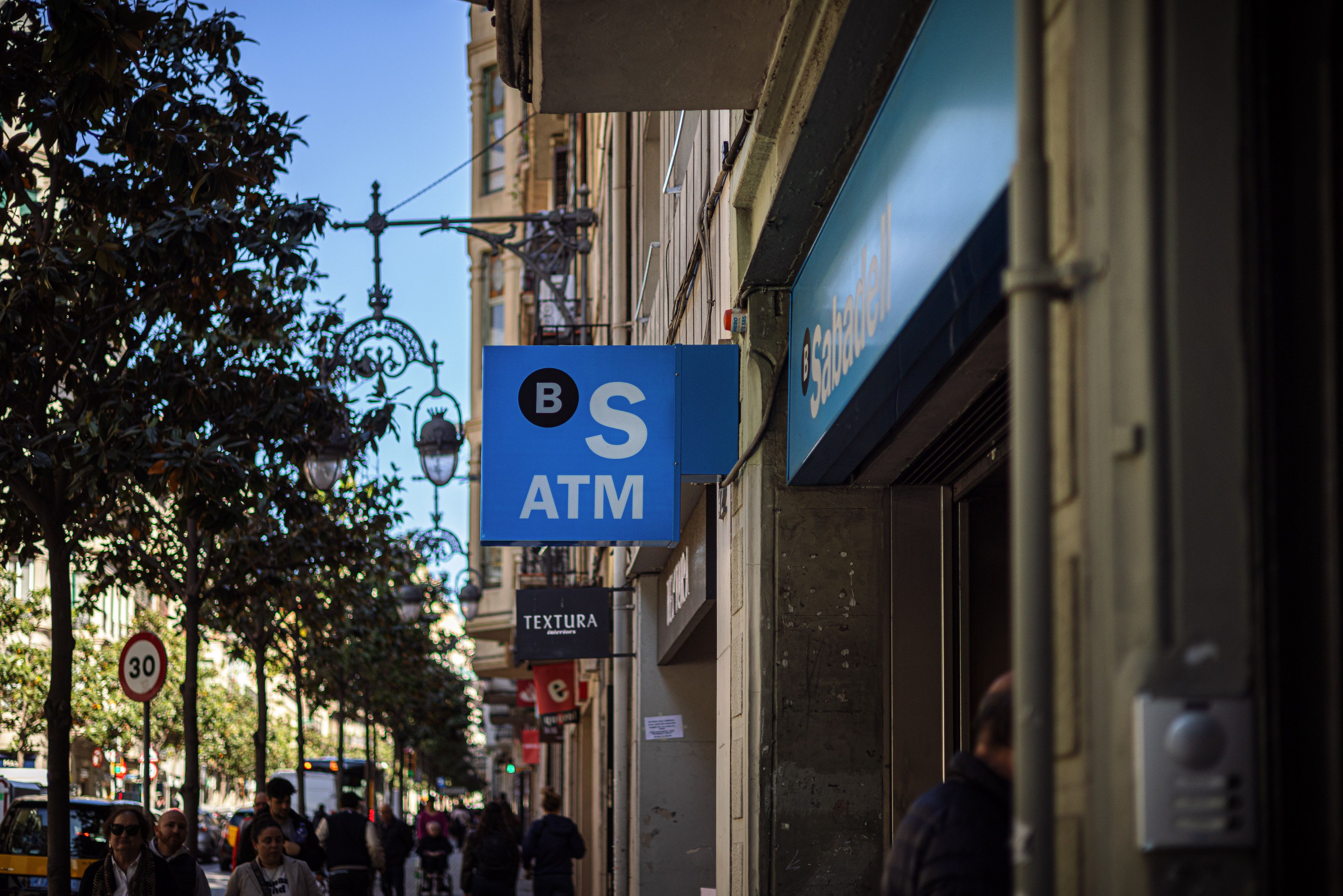 Cartell d'una oficina del Banc Sabadell a Barcelona