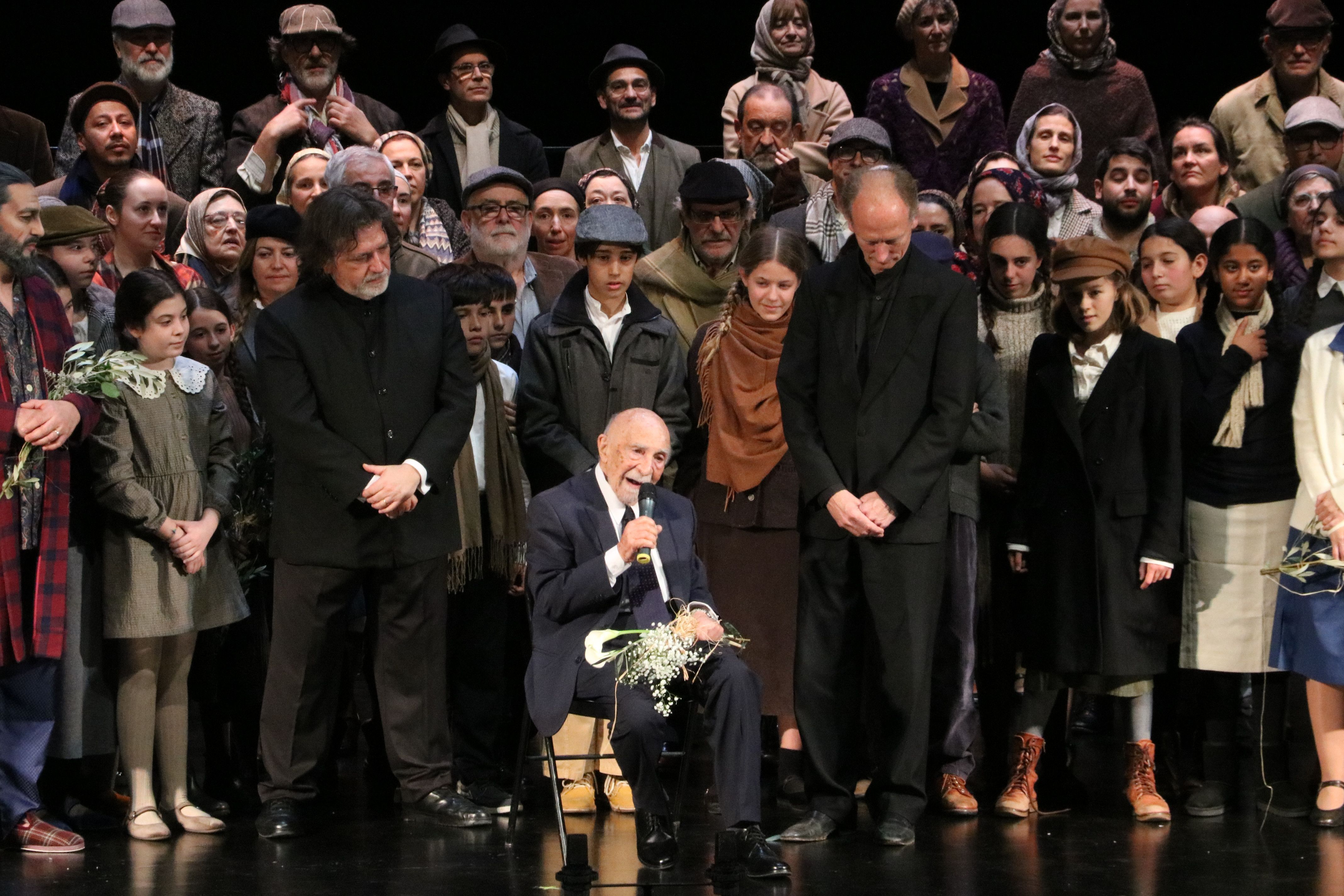 Simon Gronowski, acompanyat dels cantaires a Sabadell, en el dia mundial de l'Holocaust. 