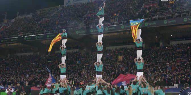 Homenatge als afectats per la dana en el partit entre el Barça i el València 