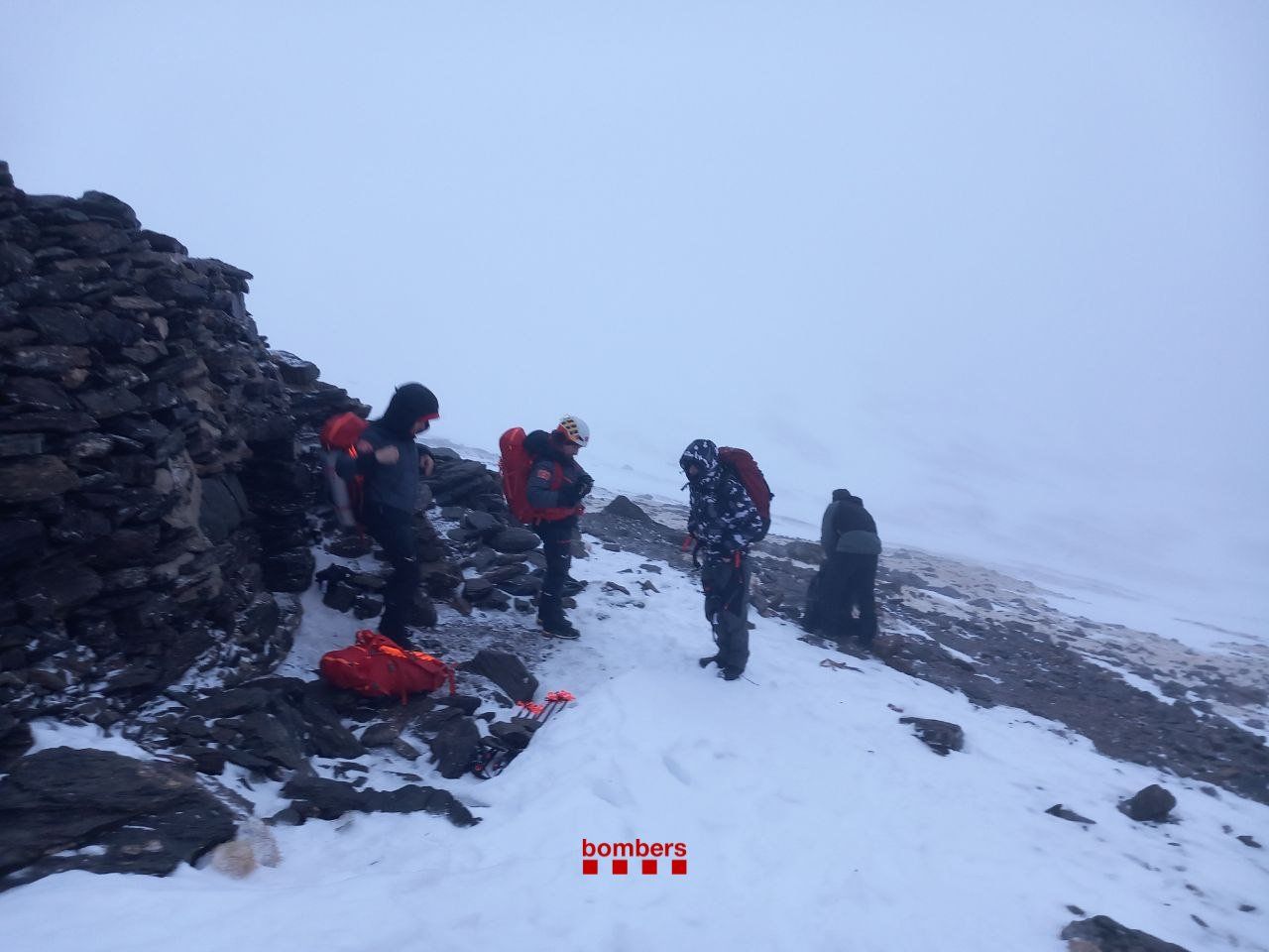 Els bombers els han rescatat de matinada a Vallter.