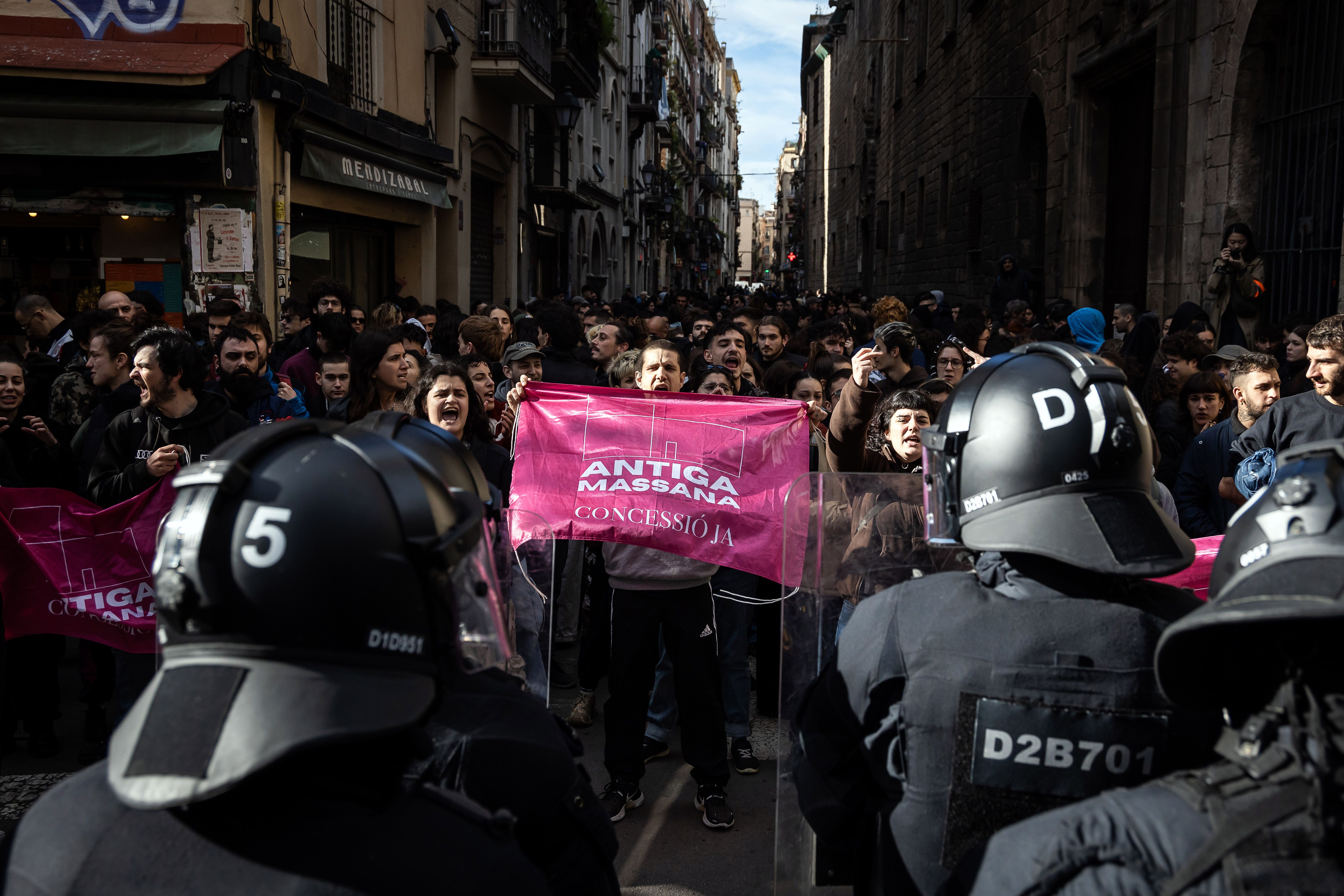 El dispositiu policial de Mossos i GUB bloqueja els accessos a l'Antiga Massana