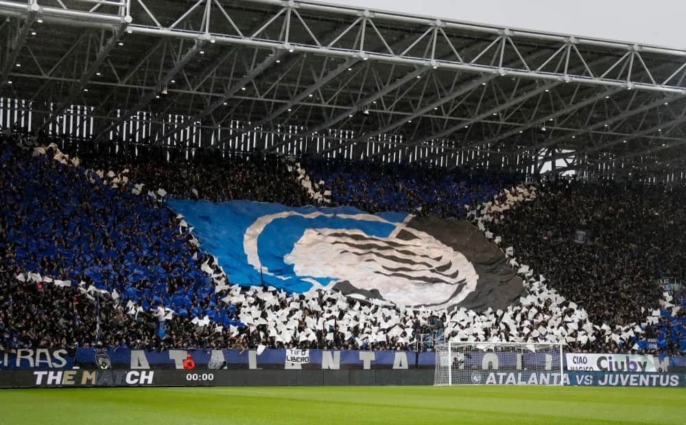 Els afeccionats de l'Atalanta exhibeixen una bandera amb el rostre de l'heroïna grega que dona nom al club i que il·lustra l'escut