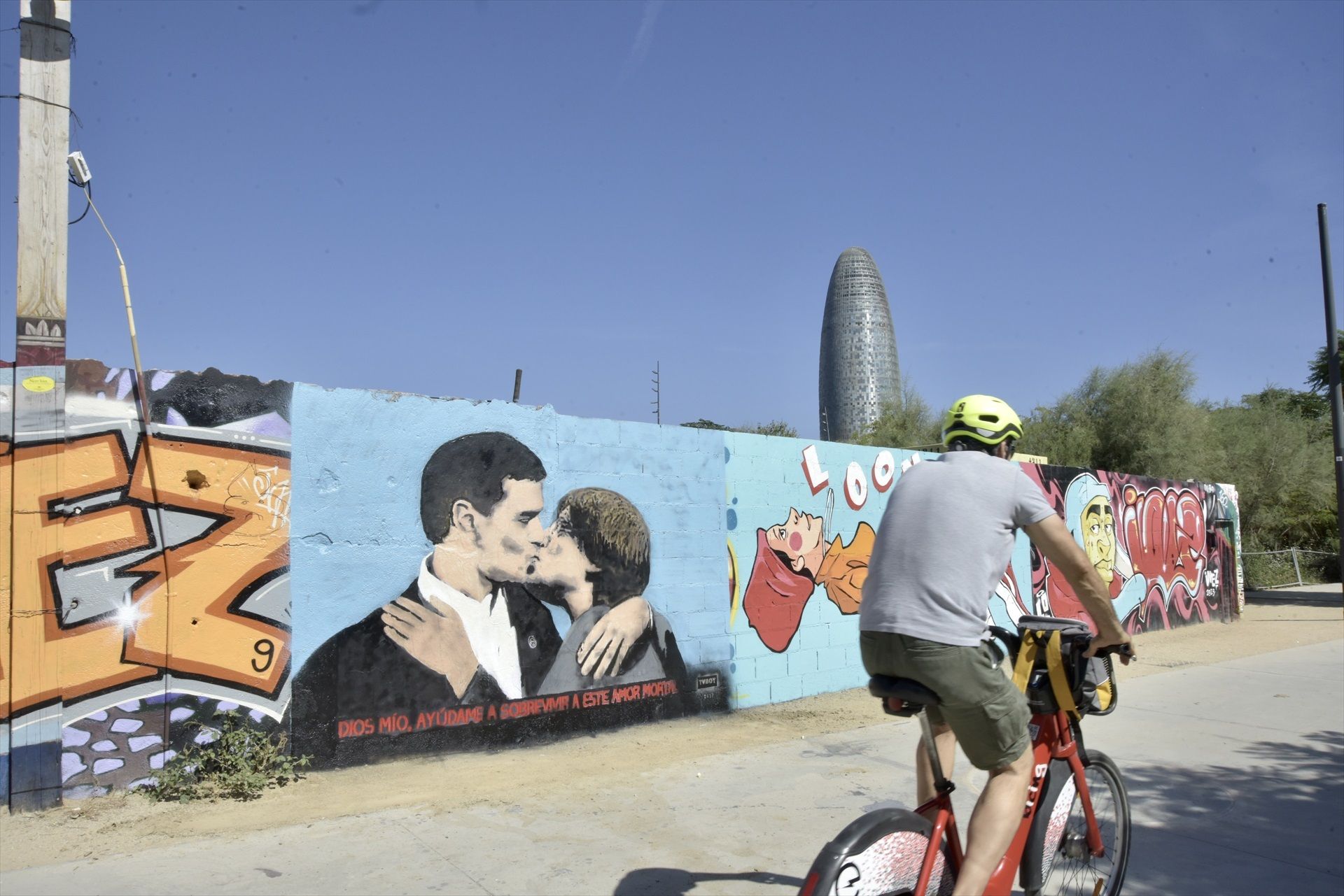 L'artista TVBoy va pintar el 2023 un petó entre Carles Puigdemont i Pedro Sánchez a les Glòries.