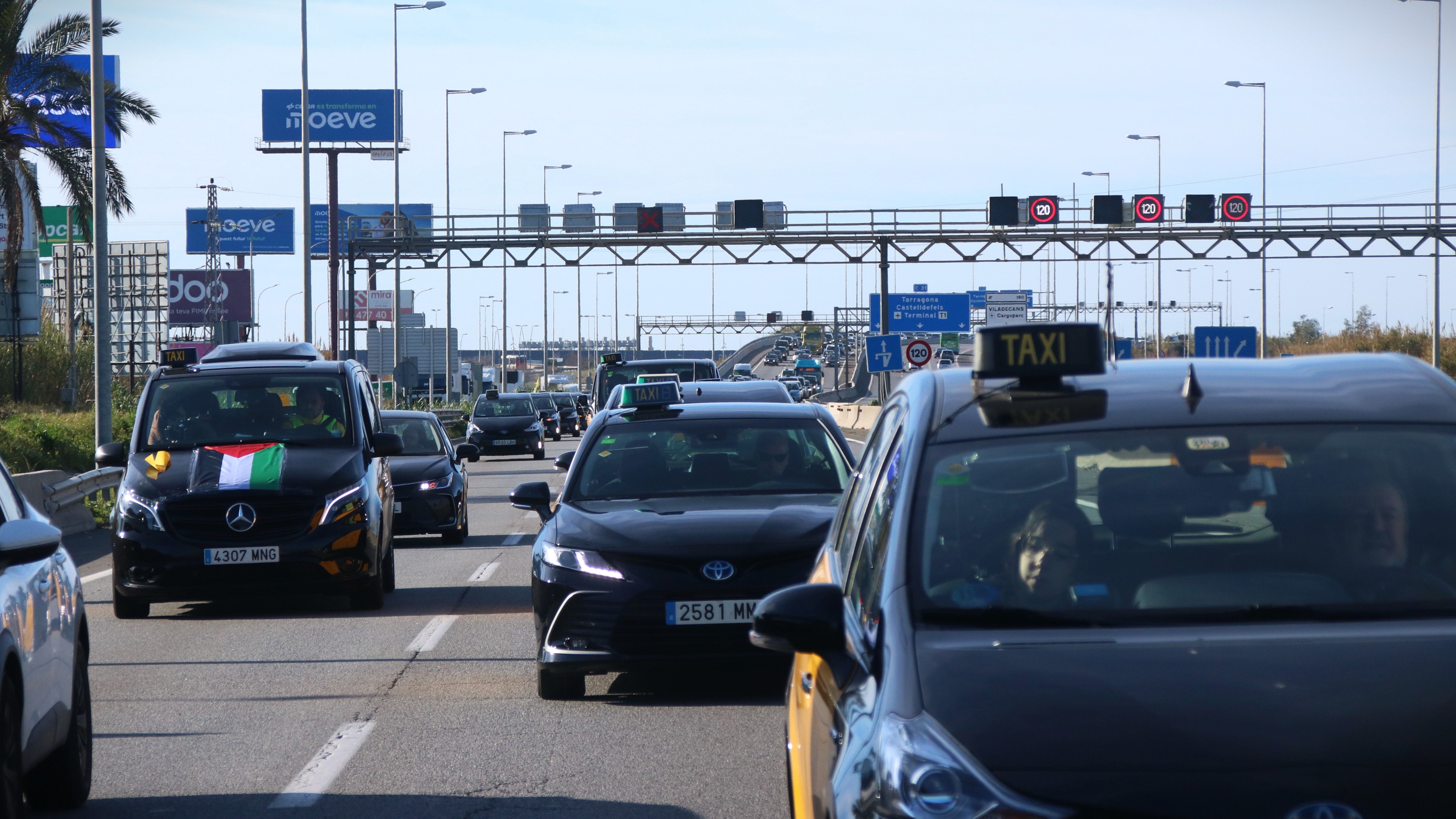 Taxis sortint de l'aeroport cap a les rondes, per bloquejar-les, aquest matí