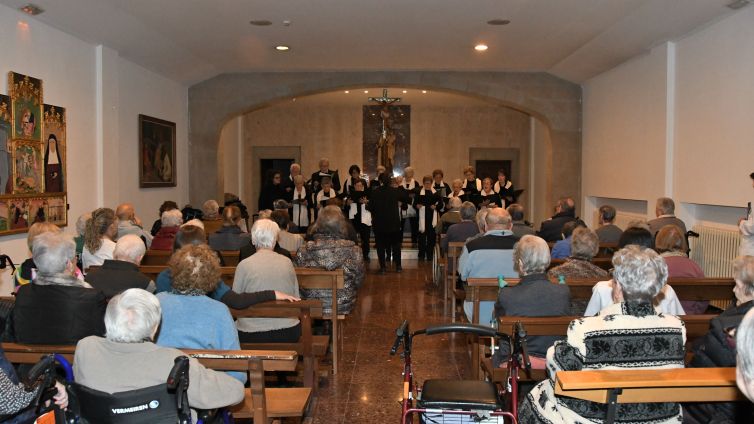 La capella de la residència ha acollit la cantada. Lluís Closa 