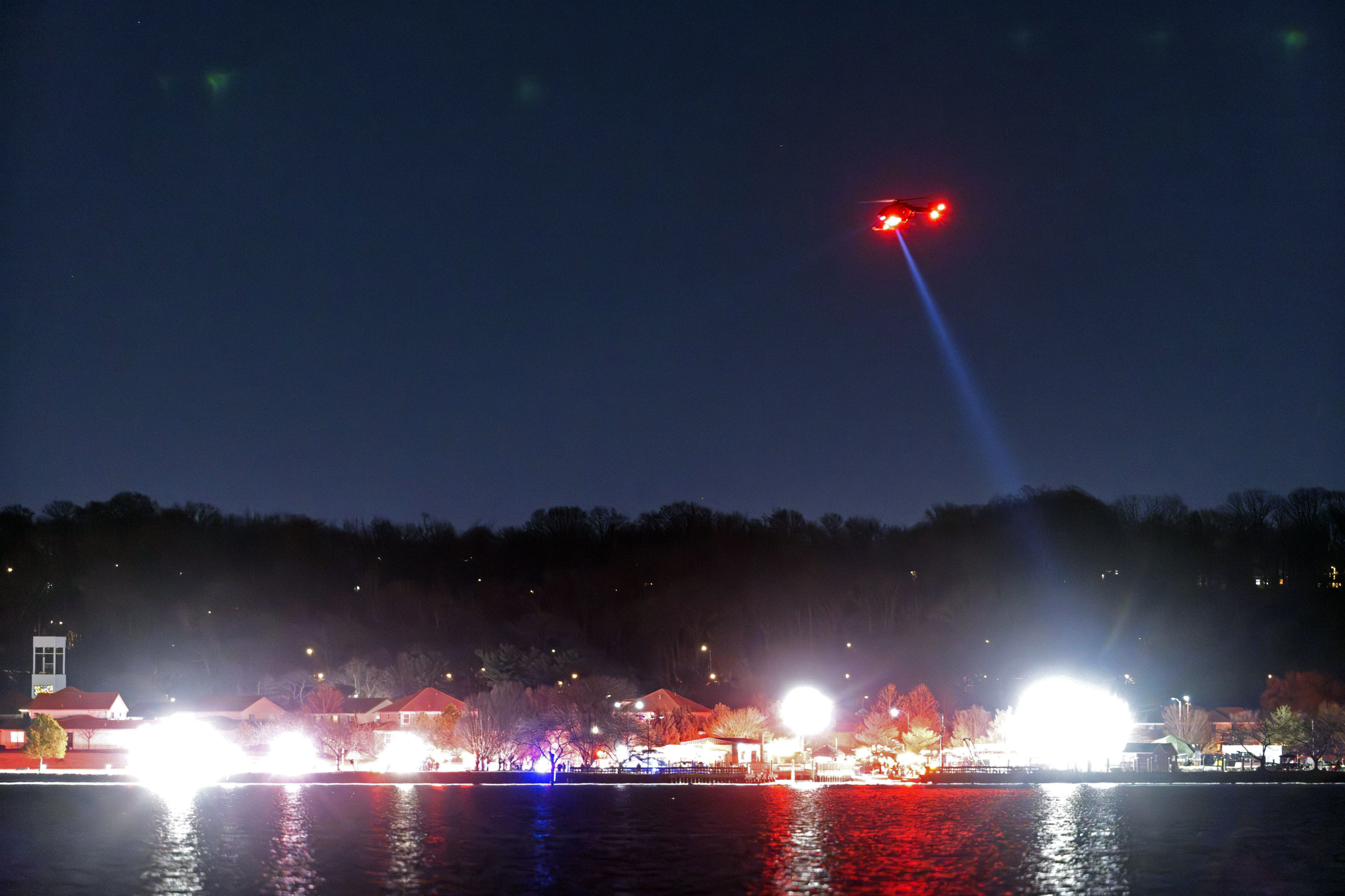 Els equips de rescat cerquen el riu Potomac després que un avió comercial hagi xocat amb un helicòpter militar quan s'aproximava a l'aeroport nacional Ronald Reagan de Washington.