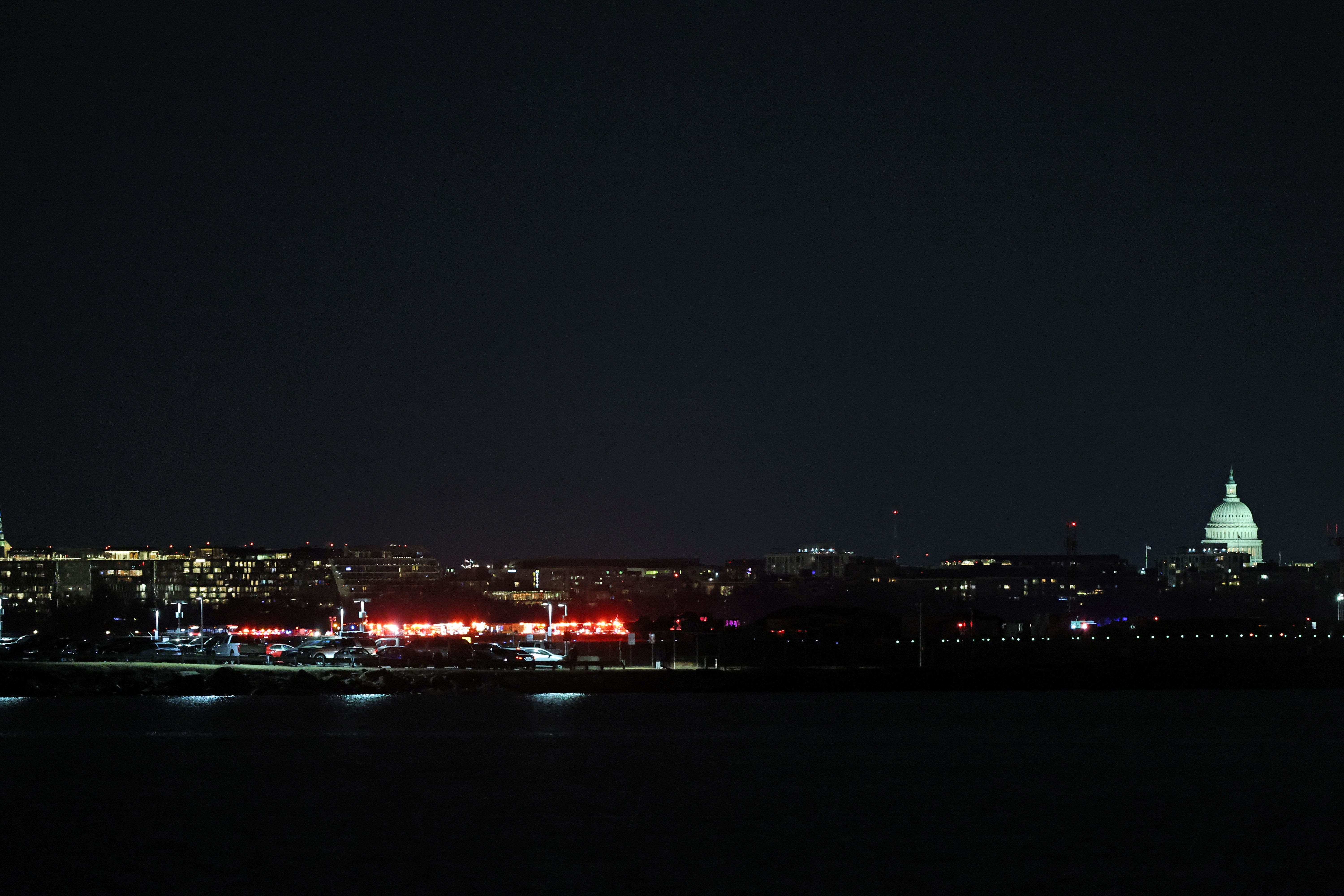 Els equips de rescat treballen durant tota la nit al riu Potomac després que un avió d'American Airlines, xoqués amb un helicòpter, impacte entre un avió de passatgers i un helicòpter militar a Washin