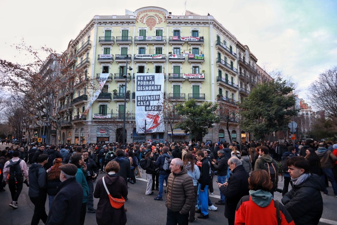 Centenars de persones concentrades davant la Casa Orsola per aturar el desnonament