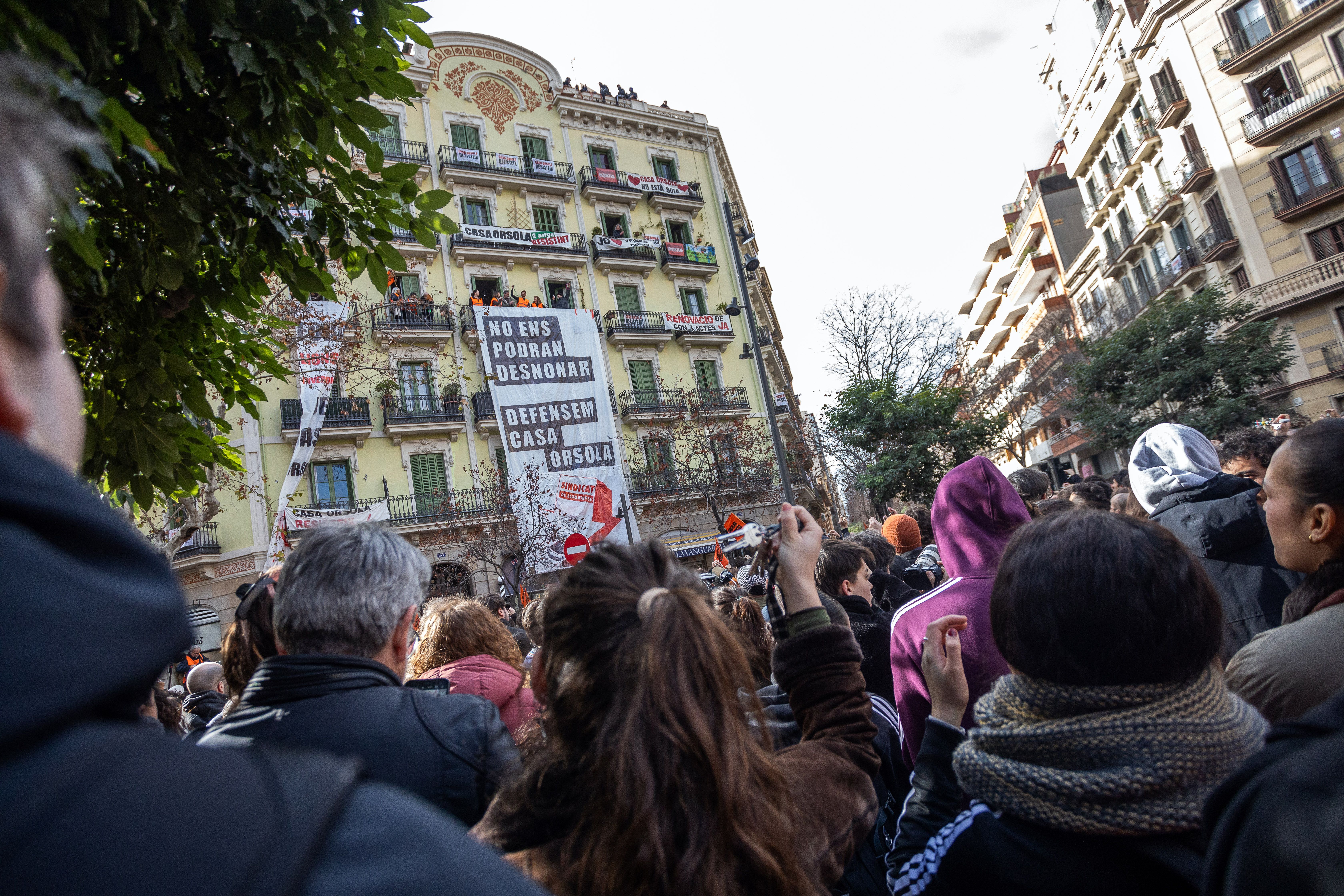 Centenars de persones es concentren a la Casa Orsola, divendres passat