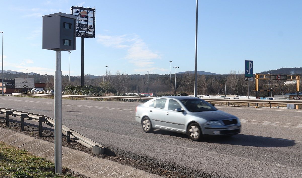 El radar a l'accés de la Jonquera mentre un vehicle passa per l'N II