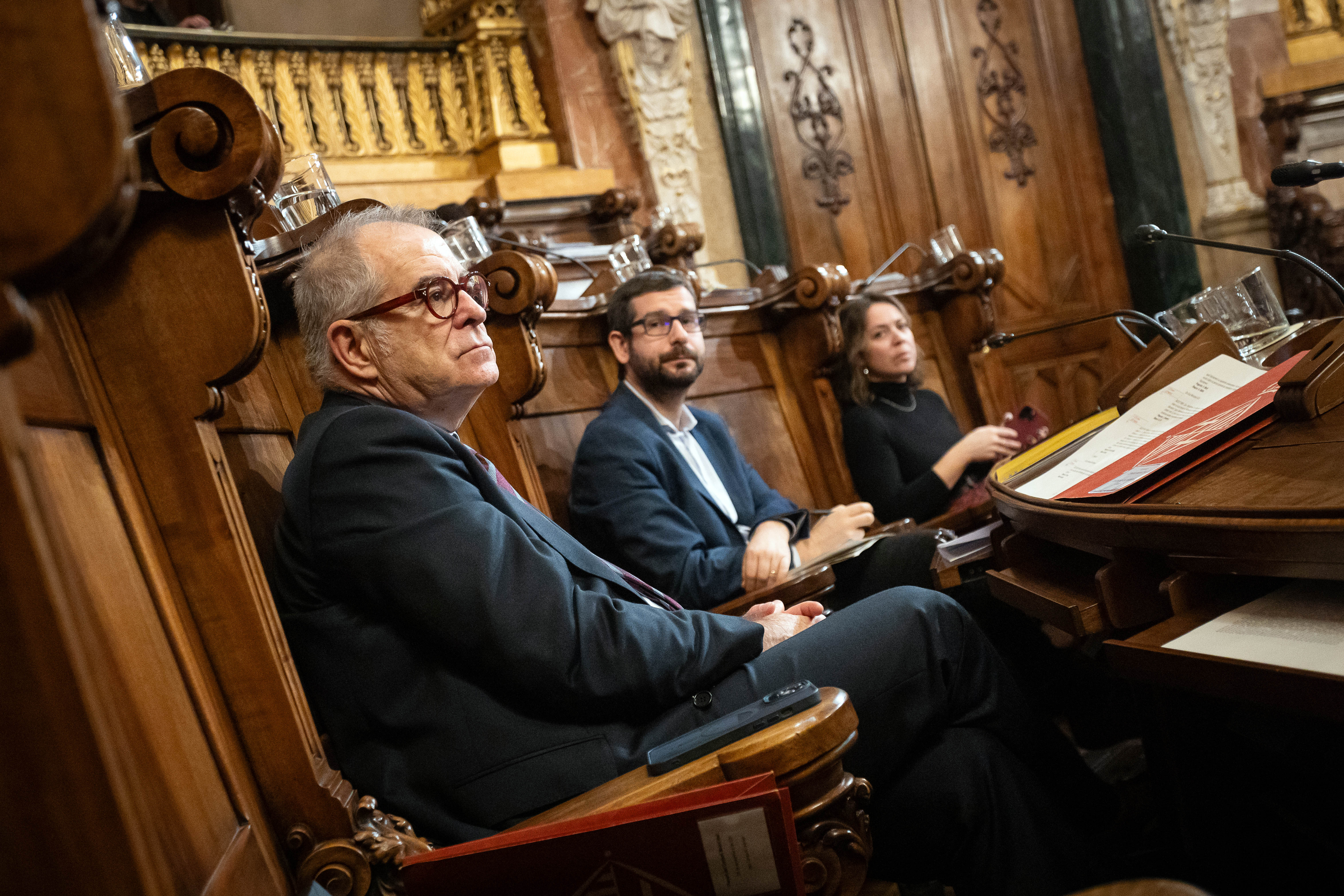 Imatge d'arxiu, amb Jordi Valls (PSC) en primer pla i Janet Sanz (BComú) al final de tot