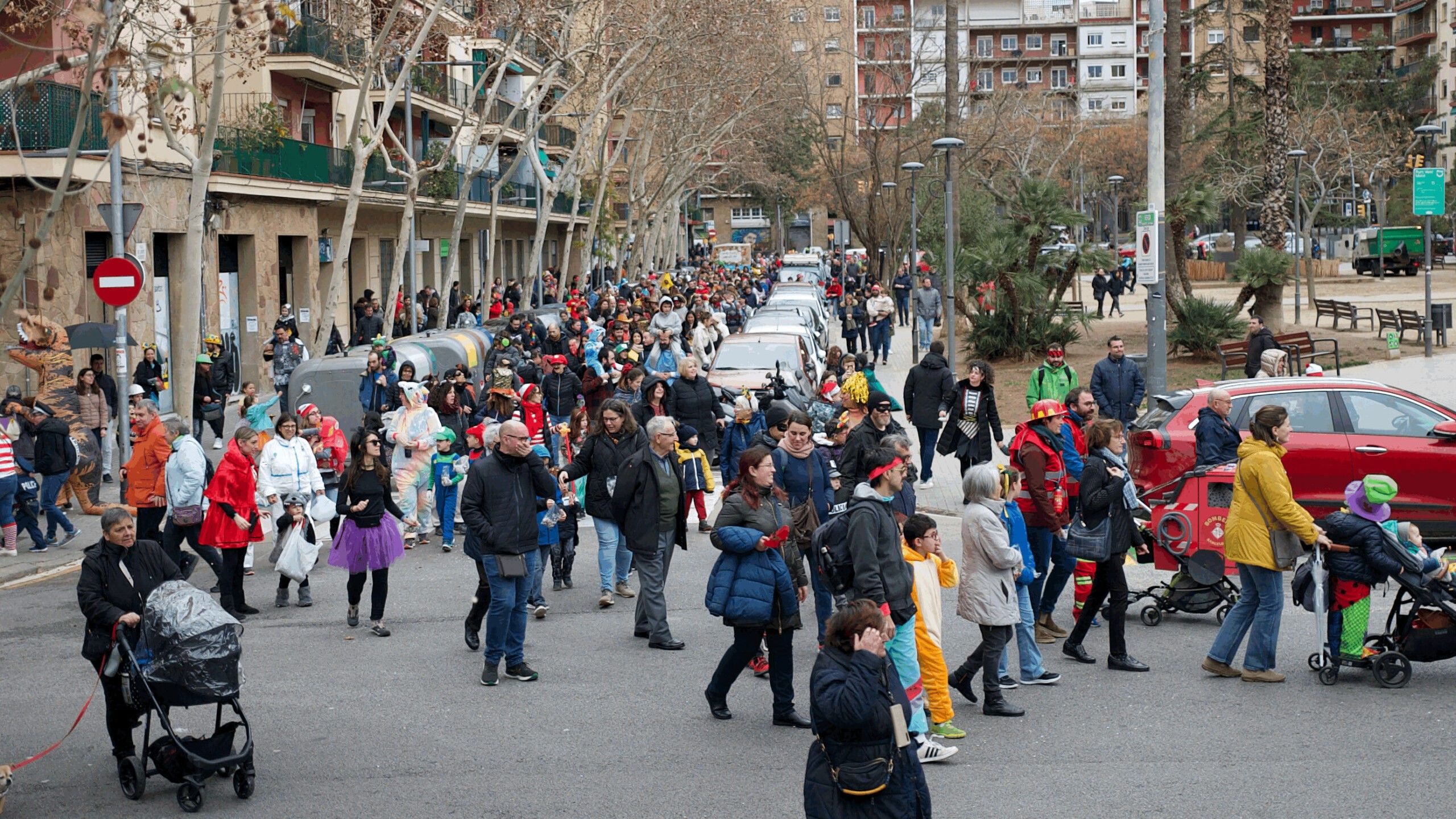 Imatge d'arxiu d'una plaça amb espai de joc a Barcelona