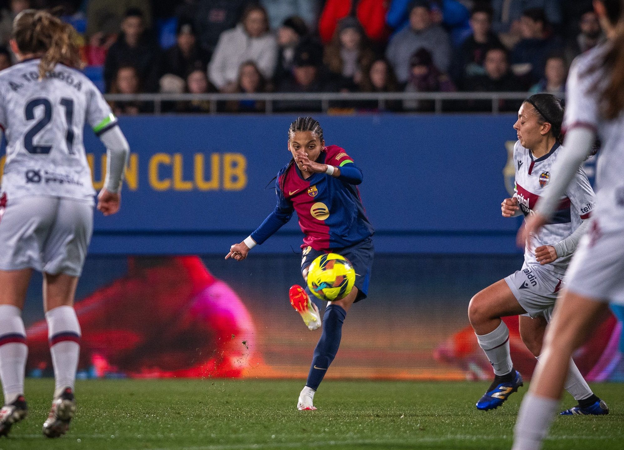 Salma Paralluelo durant el partit del Barça contra el Llevant