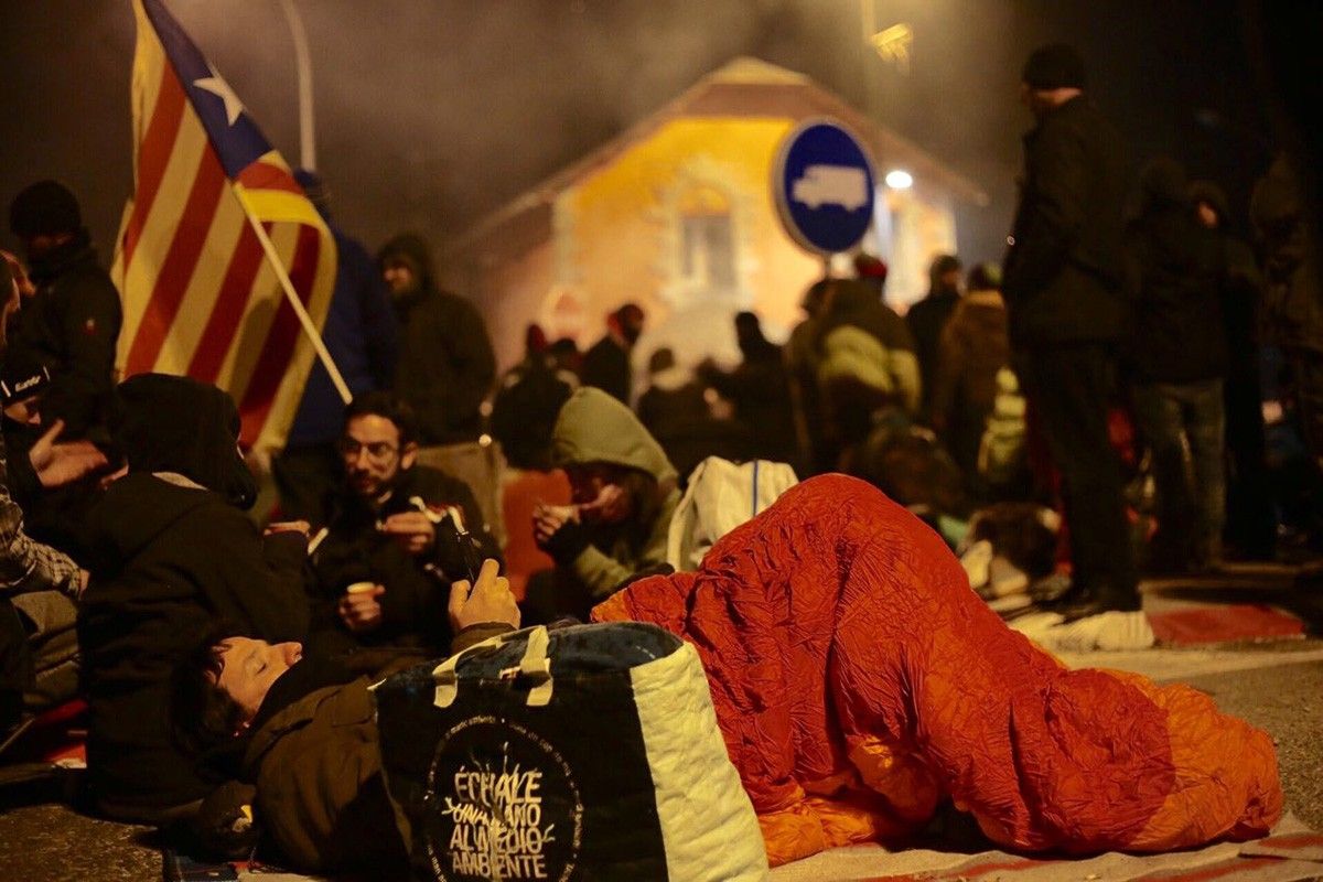 Manifestants a Puigcerdà, preparats per passar-hi la nit