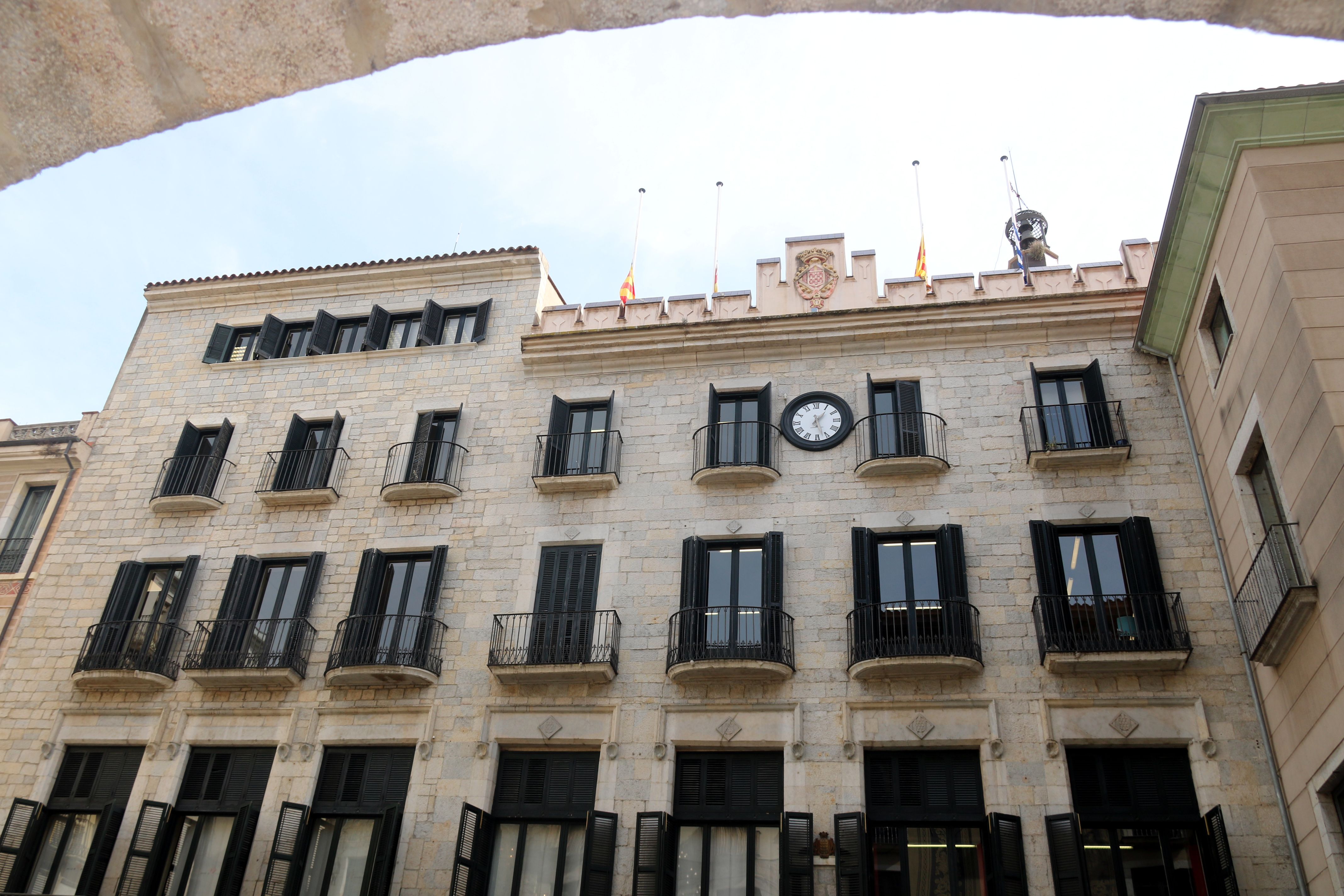 La façana de l'Ajuntament de Girona des de sota les voltes de la plaça del Vi