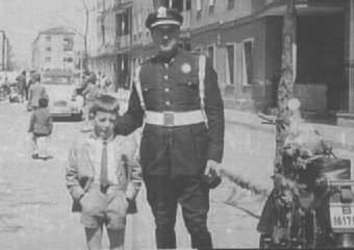 La imatge del Policia Municipal amb un nen