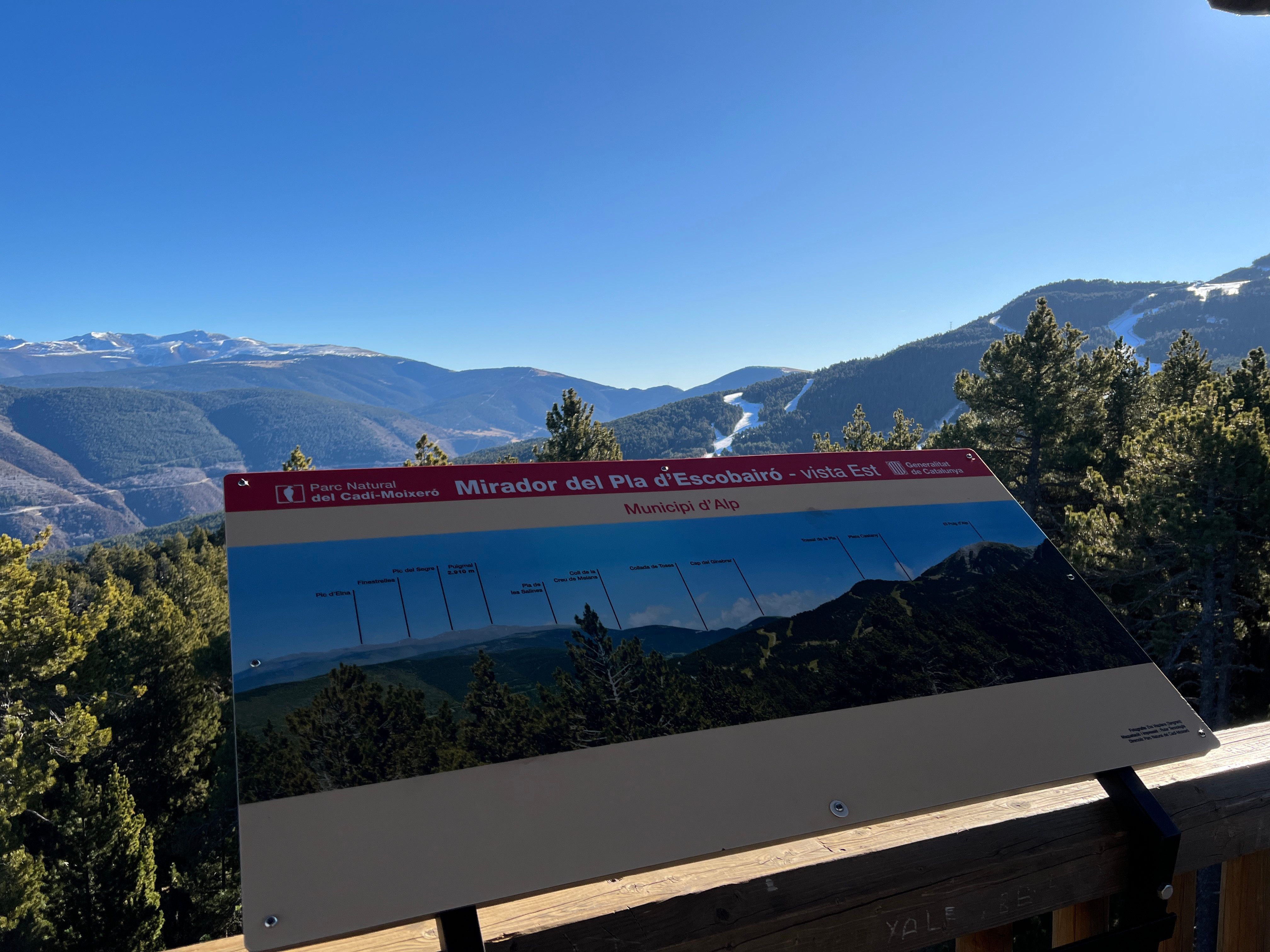 Un panell informatiu de les vistes que es poden observar des del mirador de la Torre d'Escobairó, al municipi d'Alp