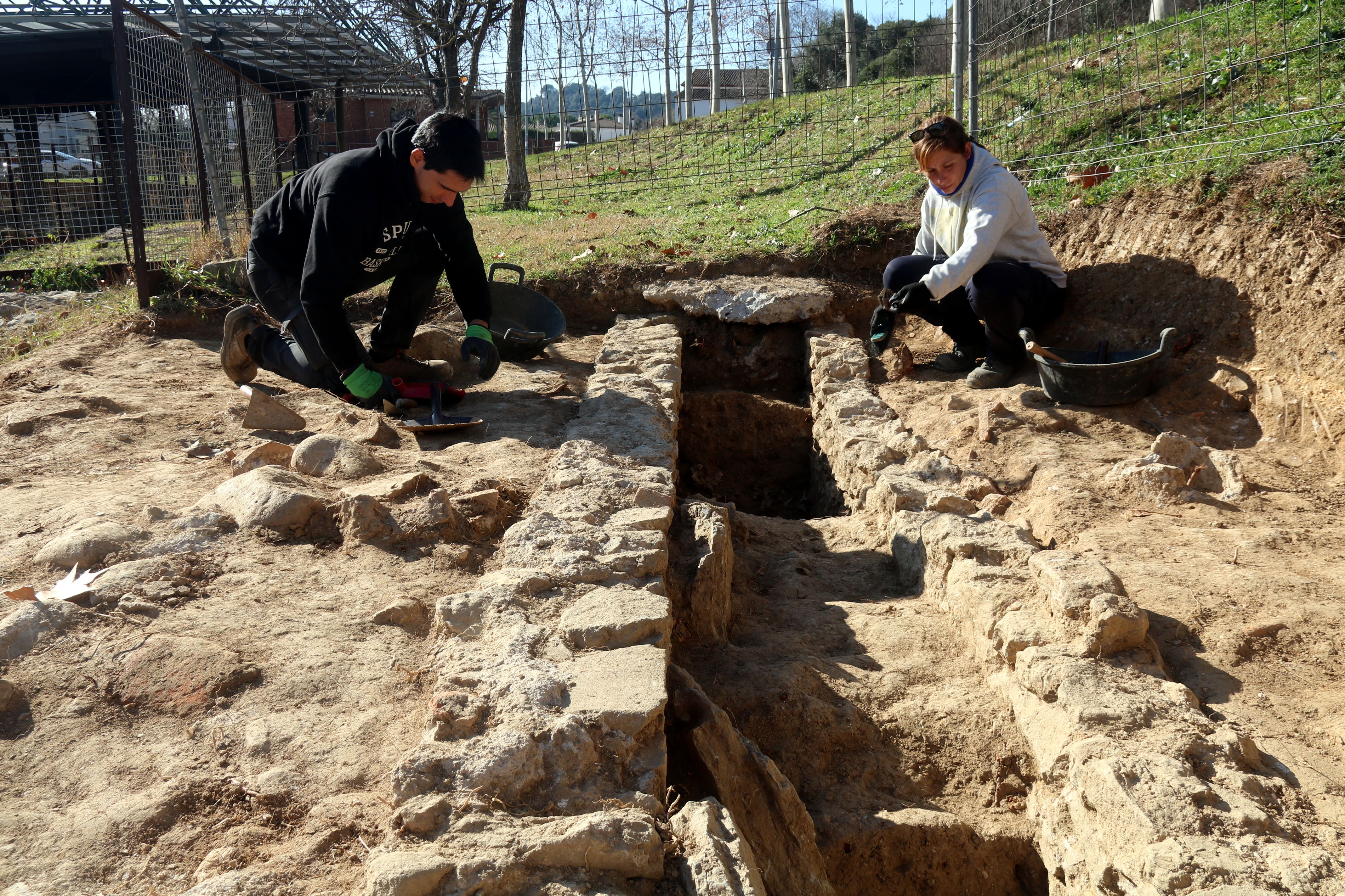 Un equip d'arqueòlegs de la Universitat de Girona (UdG) ha documentat 18 metres i mig de l'antiga canalització.