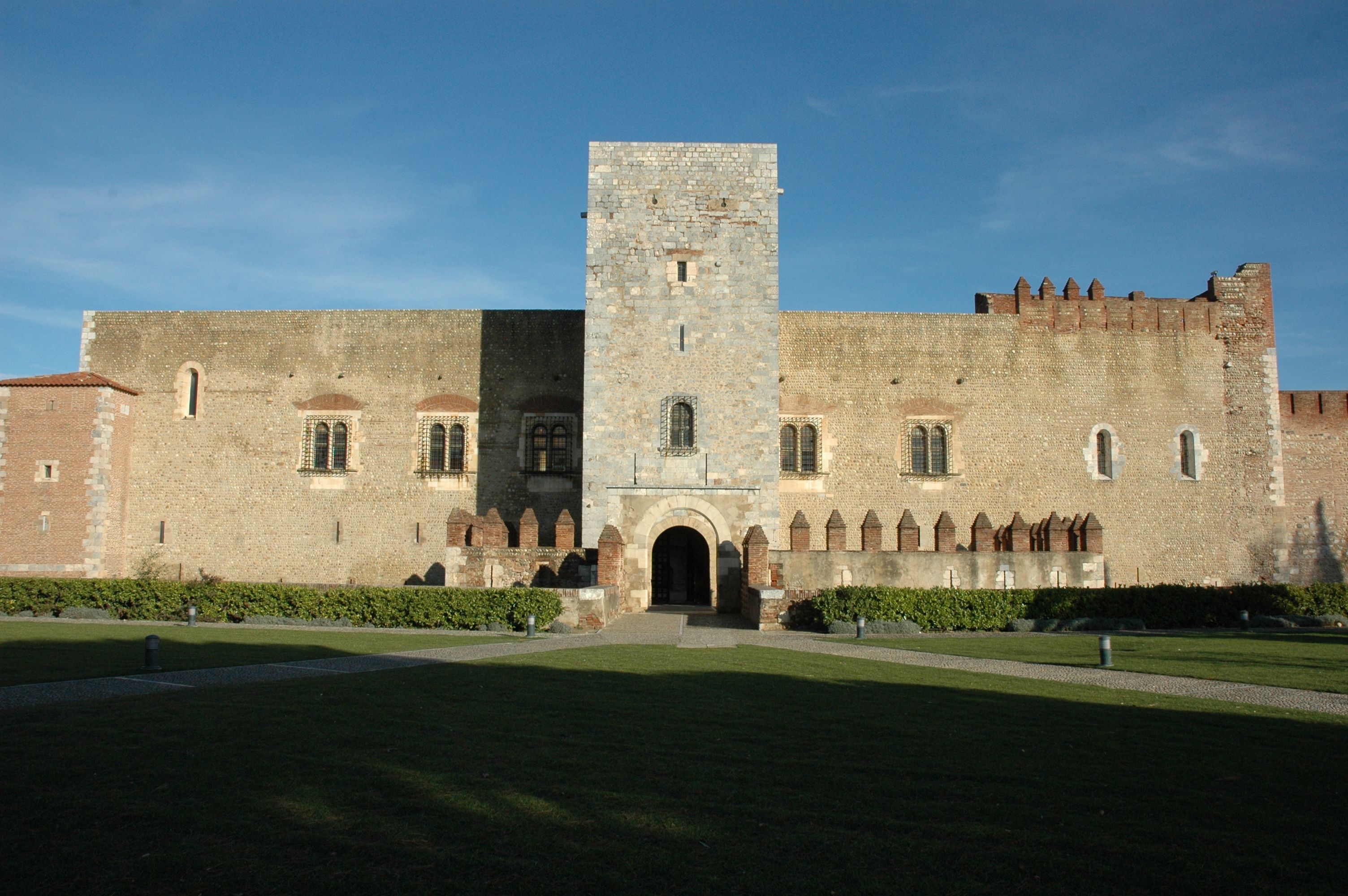 Façana nord del Palau amb la torre de l'homenatge