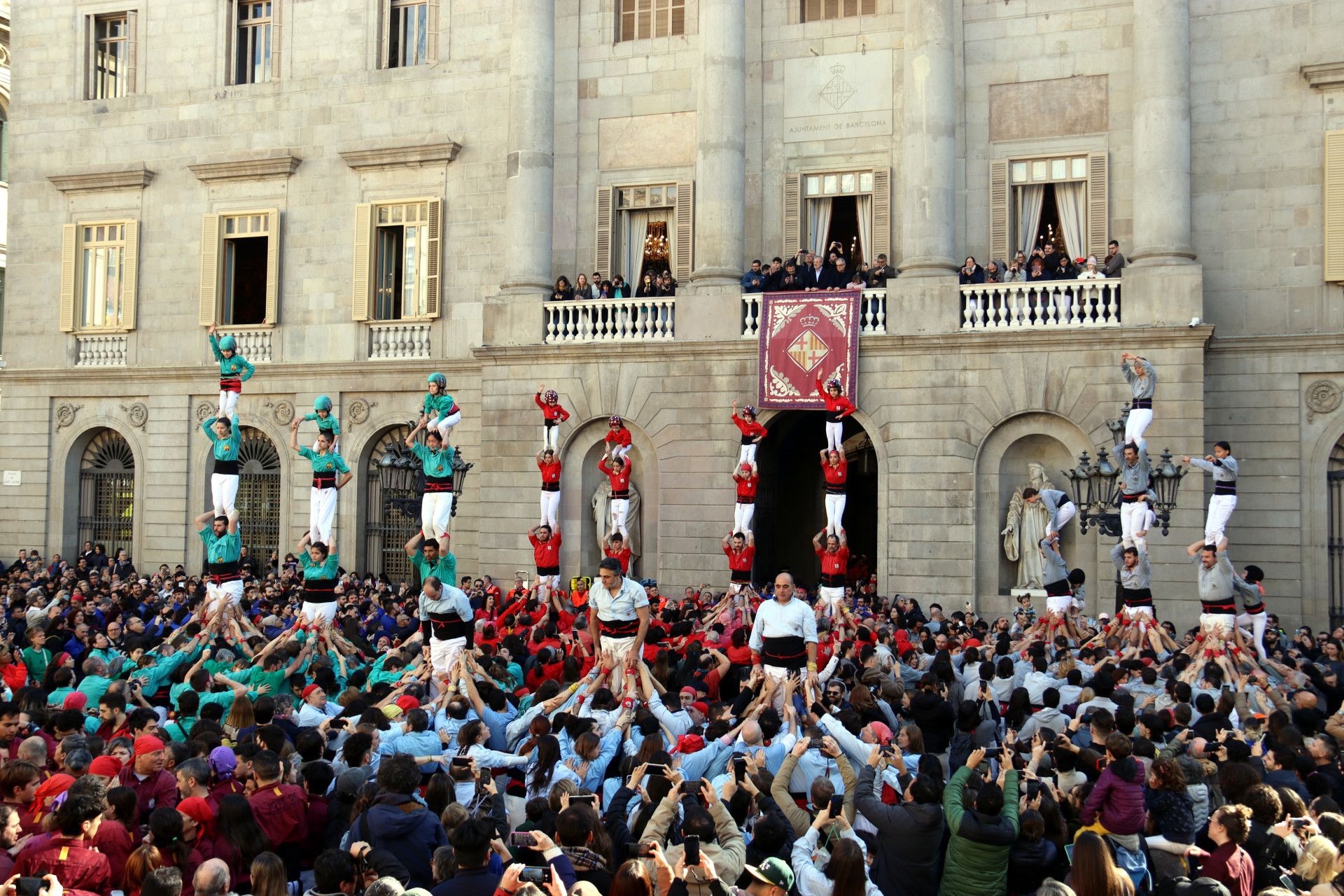 Diada castellera a la plaça de Sant Jaume per les festes de Santa Eulàlia