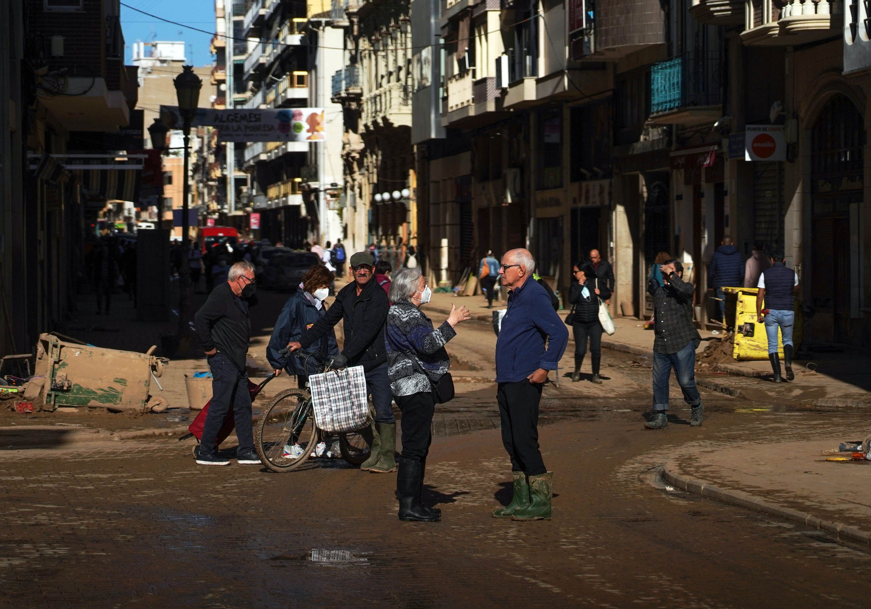 Veïns d'Algemesí, conversen al carrer, dies després del pas de la Dana