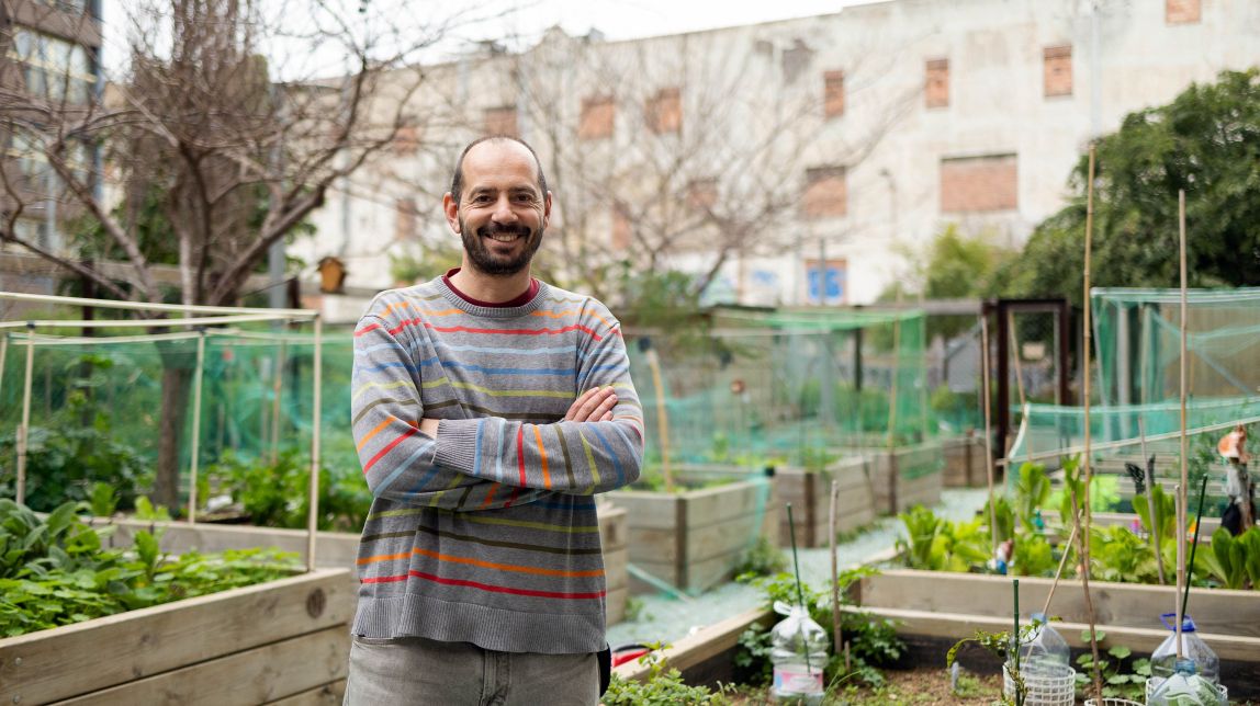 José Luis Fernández Casadevante "Kois", en un hort urbà de Barcelona