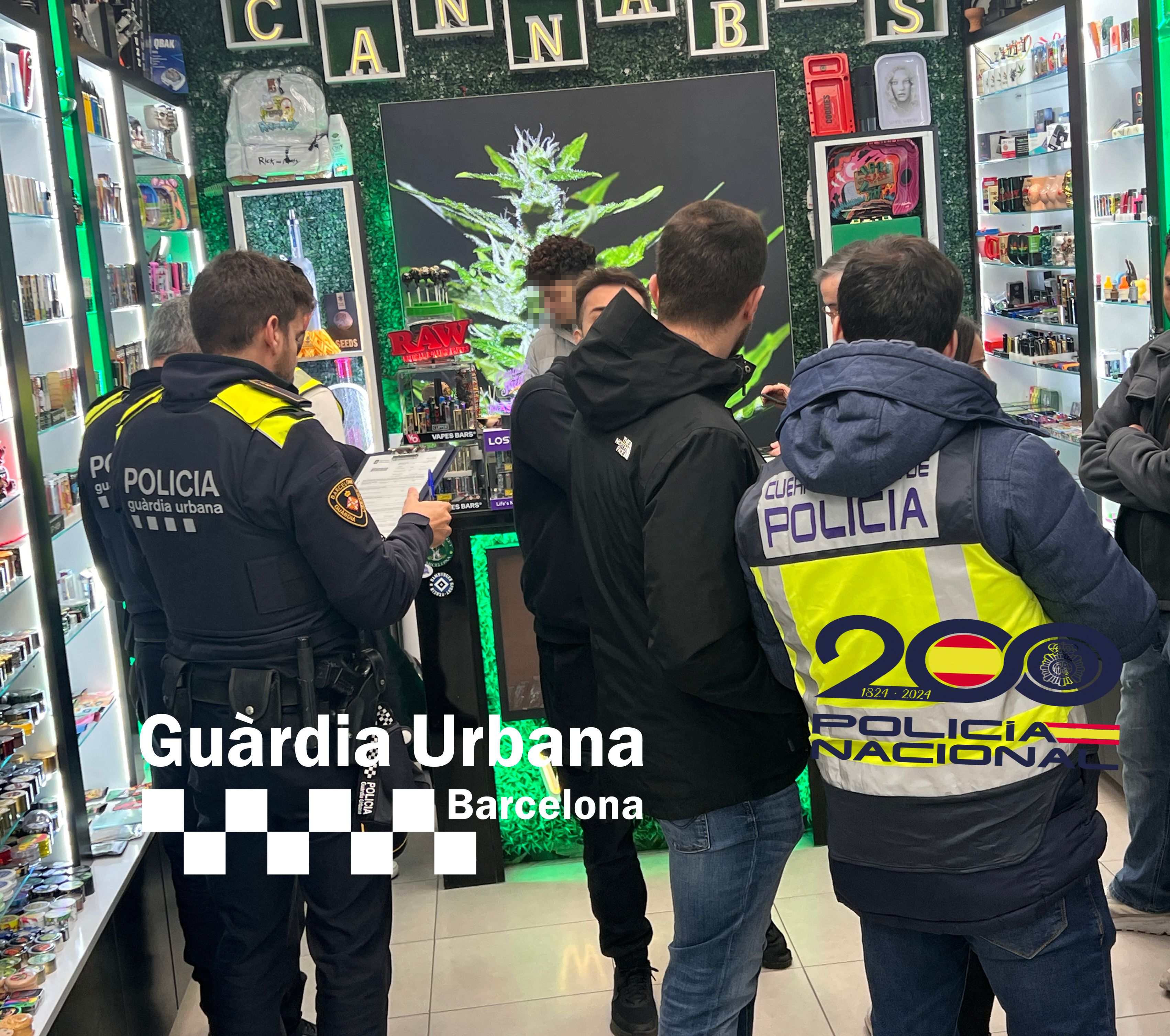 Agents de la Guàrdia Urbana i de la Policia Nacional durant el dispositiu