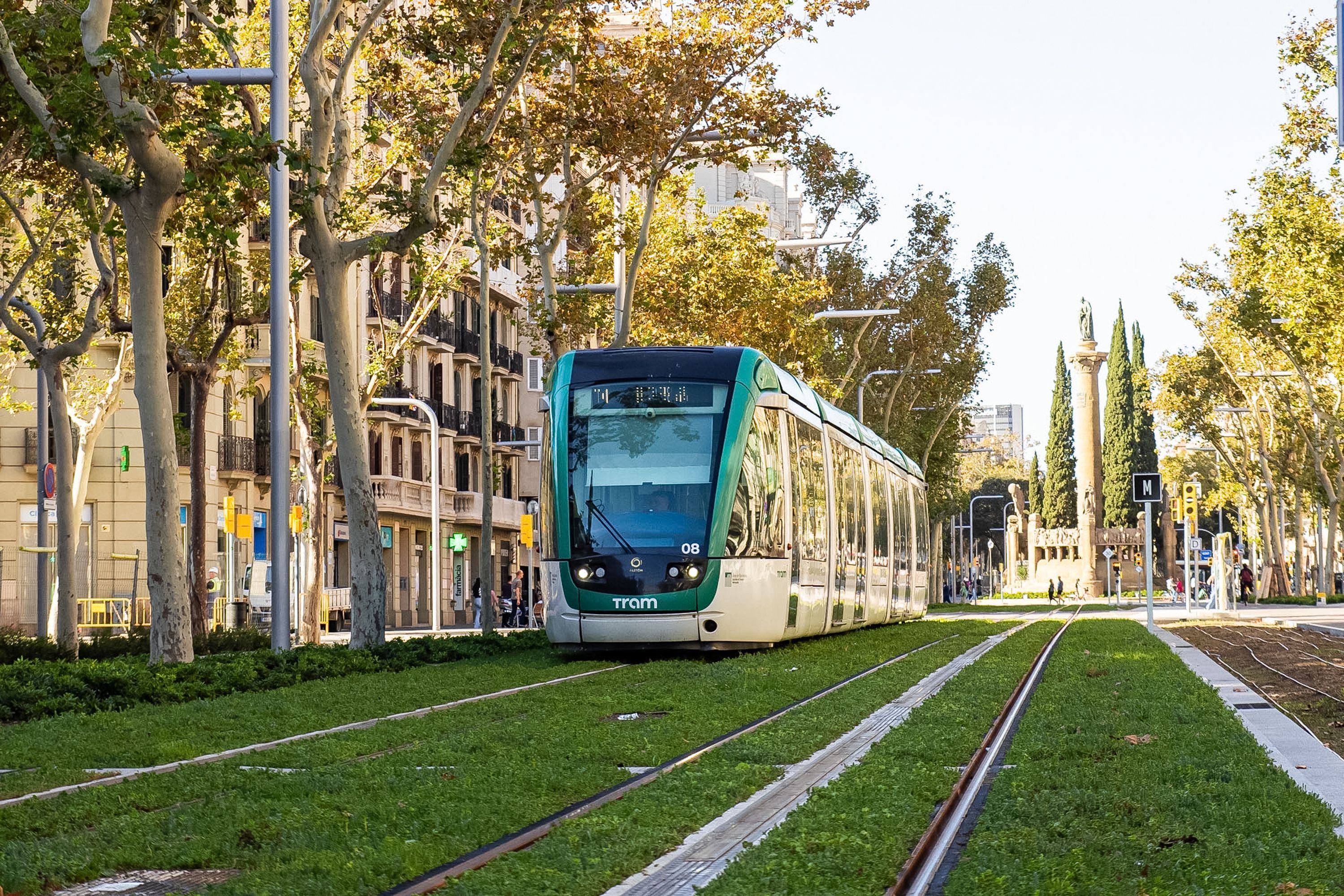 Tramvia en marxa pel nou tram de la Diagonal, amb la plaça de Mossèn Jacint Verdaguer de fons