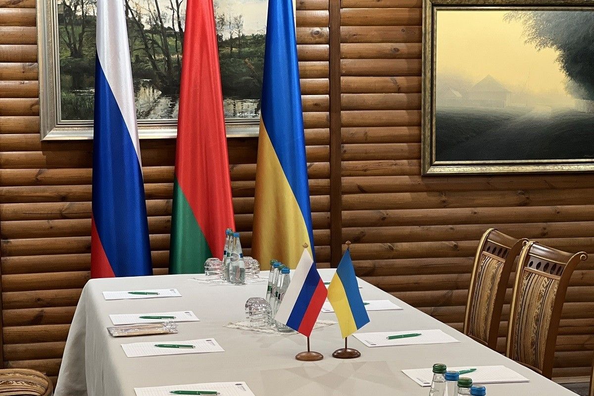La taula de negociació moments abans d'acollir una trobada entre Ucraïna i Rússia