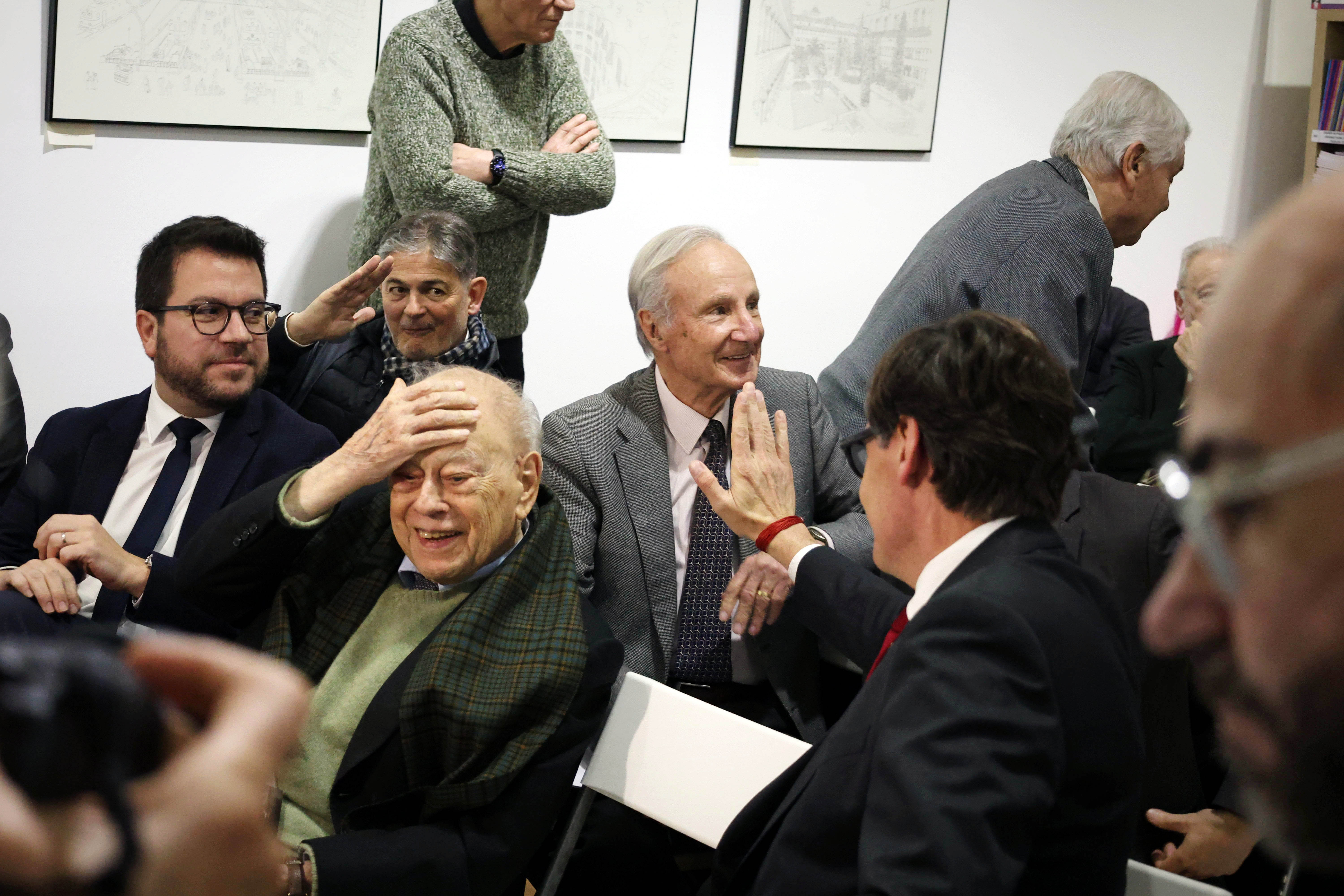 Els presidents Aragonès, Pujol i Illa entre el públic a la presentació del llibre de Joan Safont