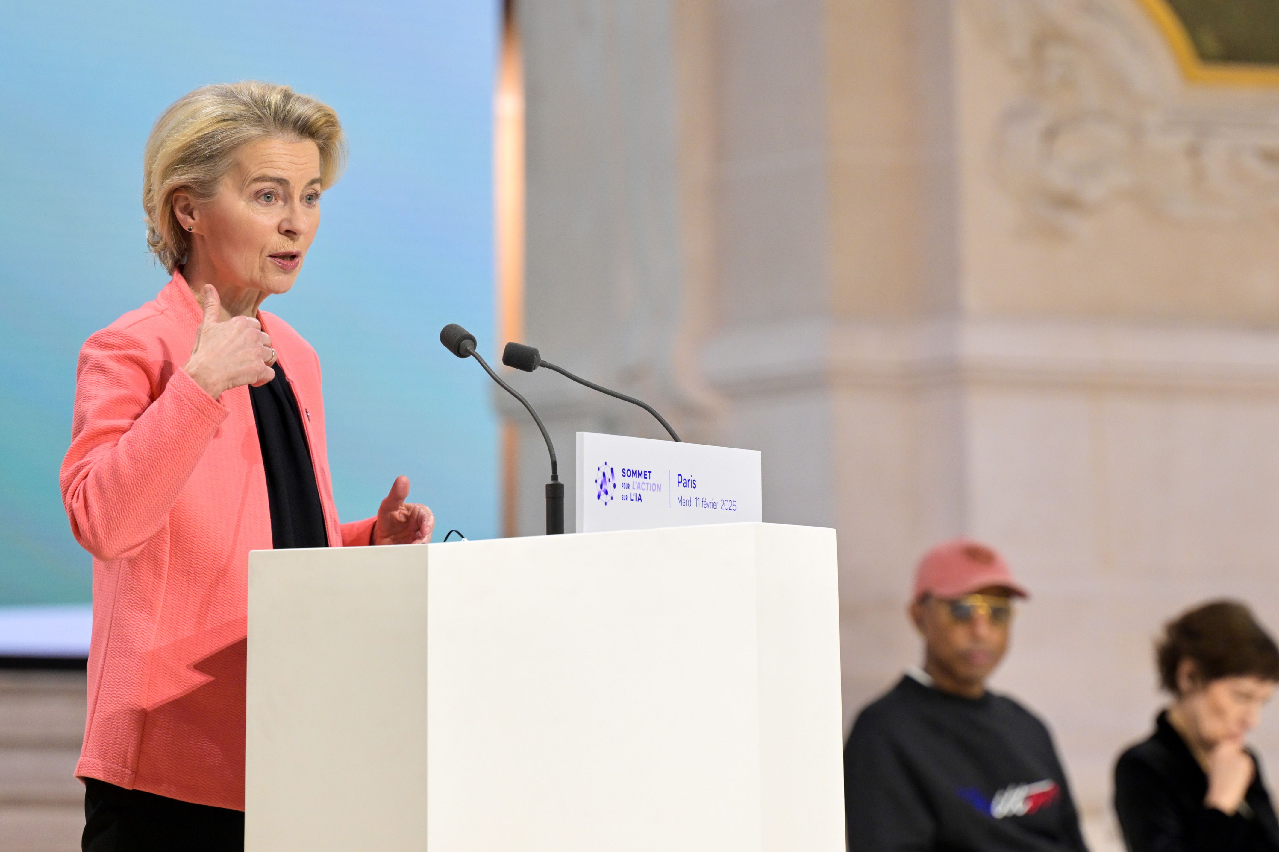 La presidenta de la Comissió Europea, Ursula Von der Leyen, pronunciant un discurs a la cimera sobre intel·ligència artificial de París