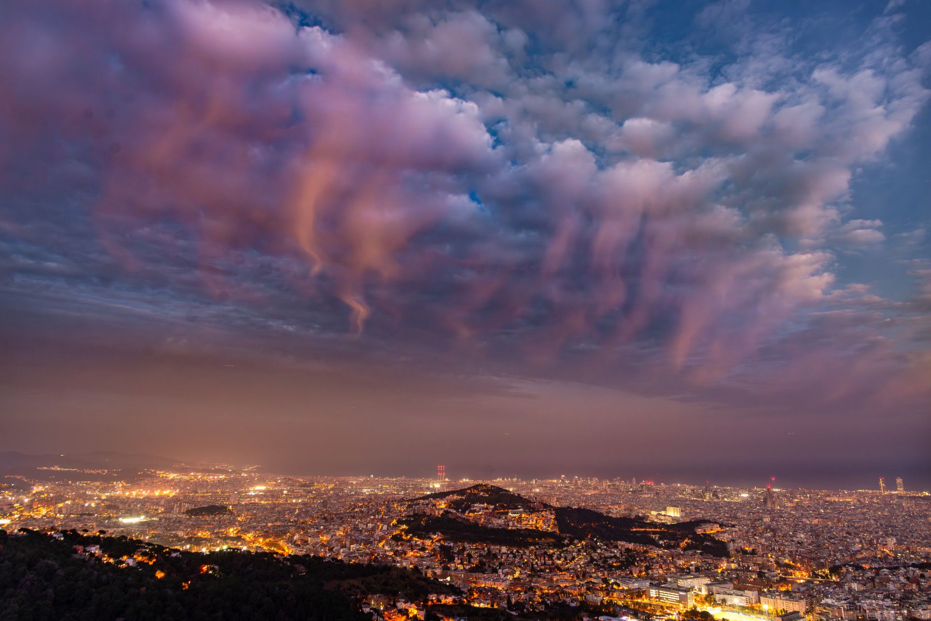 Barcelona just a l'hora blava després de la posta del Sol, aquest diumenge