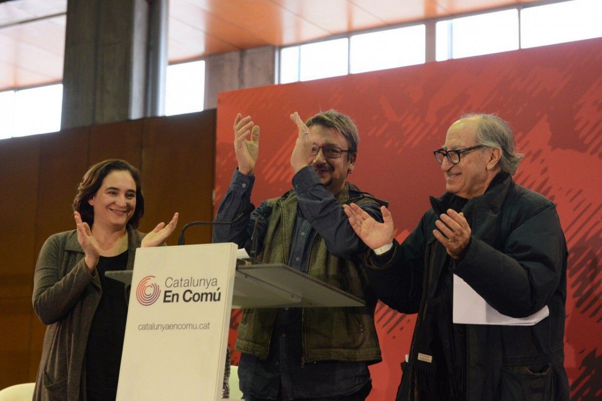 Xavier Domènech, Ada Colau i Vicenç Navarro, durant l'assemblea dels comuns per aprovar la llista del 21-D