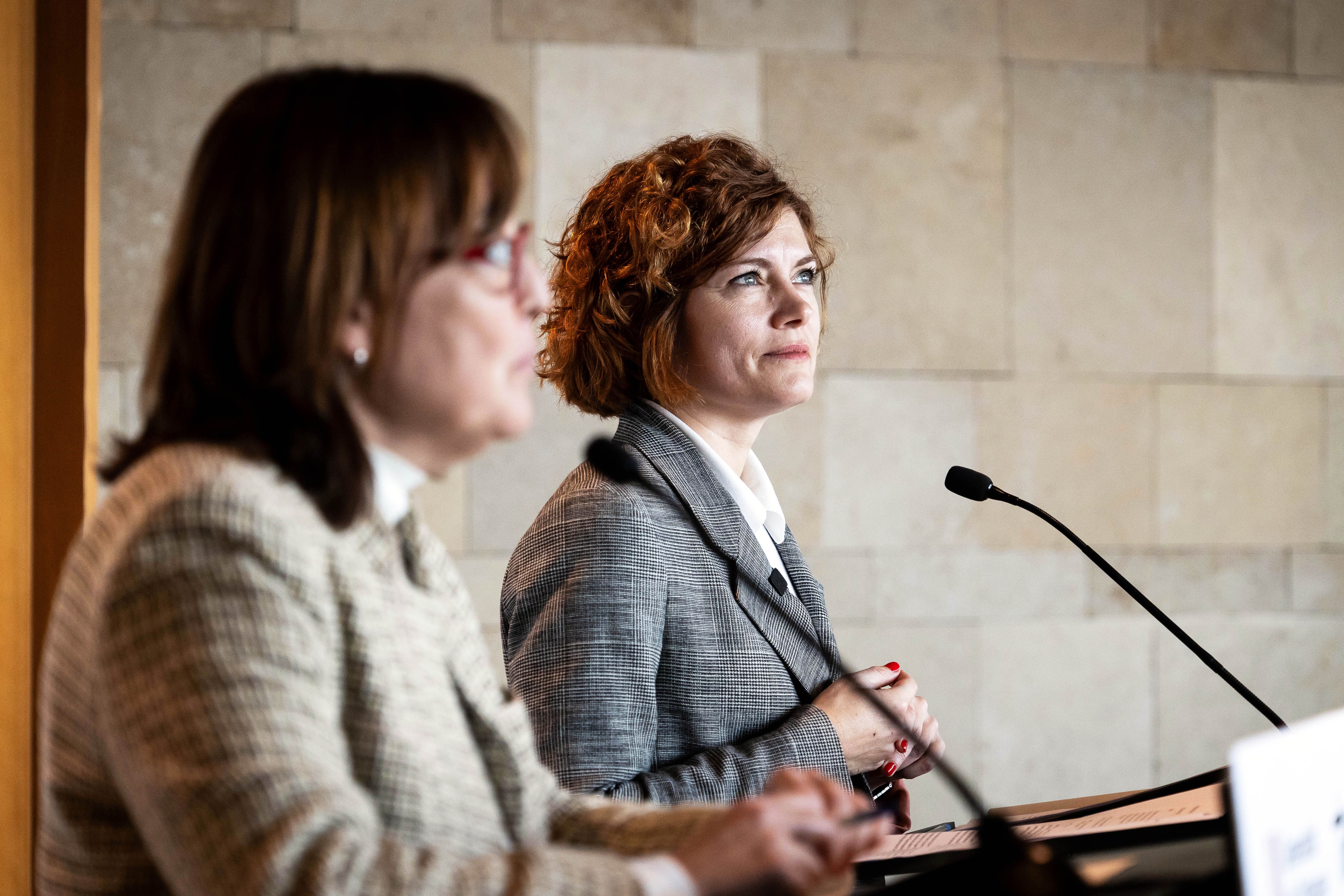 La consellera de Territori, Sílvia Paneque, i la dirigent d'ERC Elisenda Alamany, aquest dilluns