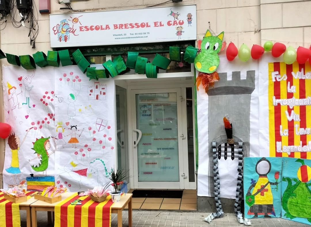 La porta de l'escola bressol El Cau d'Hostafrancs, tancada de manera sobtada