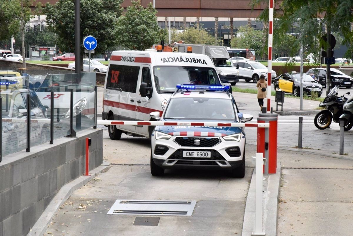 Una ambulància i un cotxe dels Mossos d'Esquadra, en una imatge d'arxiu.