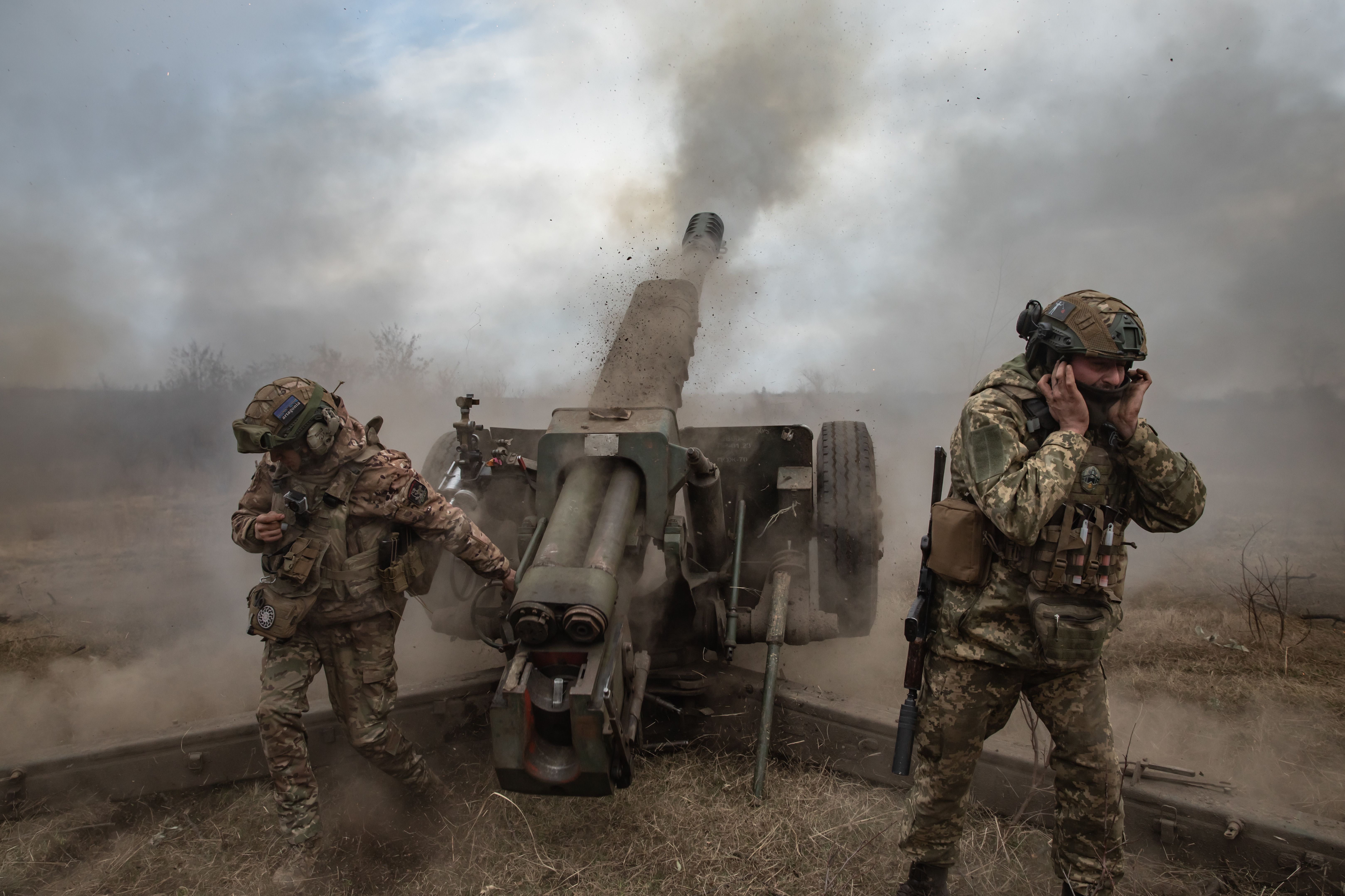 Artilleria ucraïnesa atacant posicions russes a la regió de Donetsk.