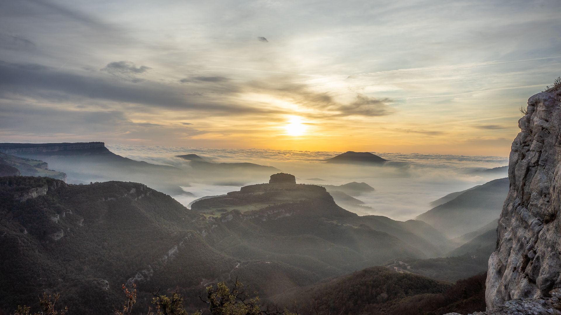 Paisatge idil-lic, de boires , núvols lenticulars, parheli, la primavera a les portes a Tavertet